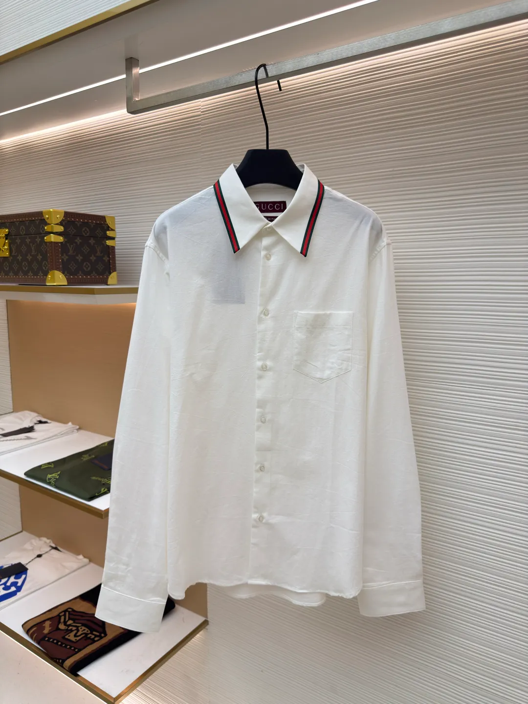 Gucci Oxford striped shirt ●Original version: Purchased and developed by 3097 ●Item number: 1680774-A65 ●Fabric: Oxford fabric ●Technology: Positioned cutting machine ●Version: Fitted version ●Weight: about 235 grams ●Size: 38-40-42-44 ●Description: Selected high-quality linen material with natural texture and breathability, firm and smooth, comfortable and close to the skin It is elegantly presented with a deep ink color and is embellished with exquisite red pony marks, which looks like a lively flame in the dark night. The clever design of the outer I-shaped pleated split back shoulder adds a sense of agility and detachment, and contains the soul of fashion in a minimalist shape. Adopt imported machine embroidery technology, use advanced computer control system and precision mechanical components to achieve the iconic pony embroidery operation with high precision and smooth and delicate lines. Adopting side-turning and embedded clamping stitching technology, it is smooth and tidy. The fabrics have been carefully washed and have a better feel and texture. They are not easy to deform, shrink or fade, and maintain long-term beauty. The overall wiring is straight and delicate, the fabric is comfortable and soft, and the color is consistent without color difference. It can be matched with the same style to create a fashionable look and control various occasions. Customized accessories, complete with three standards, same style for men and women!