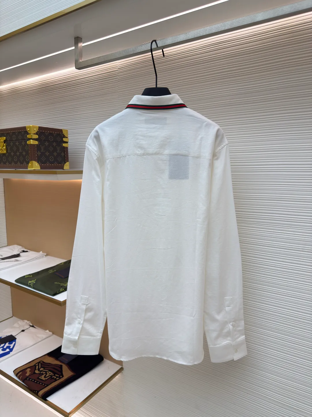 Gucci Oxford striped shirt ●Original version: Purchased and developed by 3097 ●Item number: 1680774-A65 ●Fabric: Oxford fabric ●Technology: Positioned cutting machine ●Version: Fitted version ●Weight: about 235 grams ●Size: 38-40-42-44 ●Description: Selected high-quality linen material with natural texture and breathability, firm and smooth, comfortable and close to the skin It is elegantly presented with a deep ink color and is embellished with exquisite red pony marks, which looks like a lively flame in the dark night. The clever design of the outer I-shaped pleated split back shoulder adds a sense of agility and detachment, and contains the soul of fashion in a minimalist shape. Adopt imported machine embroidery technology, use advanced computer control system and precision mechanical components to achieve the iconic pony embroidery operation with high precision and smooth and delicate lines. Adopting side-turning and embedded clamping stitching technology, it is smooth and tidy. The fabrics have been carefully washed and have a better feel and texture. They are not easy to deform, shrink or fade, and maintain long-term beauty. The overall wiring is straight and delicate, the fabric is comfortable and soft, and the color is consistent without color difference. It can be matched with the same style to create a fashionable look and control various occasions. Customized accessories, complete with three standards, same style for men and women!