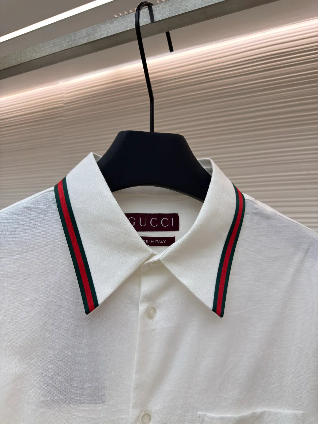 Gucci Oxford striped shirt ●Original version: Purchased and developed by 3097 ●Item number: 1680774-A65 ●Fabric: Oxford fabric ●Technology: Positioned cutting machine ●Version: Fitted version ●Weight: about 235 grams ●Size: 38-40-42-44 ●Description: Selected high-quality linen material with natural texture and breathability, firm and smooth, comfortable and close to the skin It is elegantly presented with a deep ink color and is embellished with exquisite red pony marks, which looks like a lively flame in the dark night. The clever design of the outer I-shaped pleated split back shoulder adds a sense of agility and detachment, and contains the soul of fashion in a minimalist shape. Adopt imported machine embroidery technology, use advanced computer control system and precision mechanical components to achieve the iconic pony embroidery operation with high precision and smooth and delicate lines. Adopting side-turning and embedded clamping stitching technology, it is smooth and tidy. The fabrics have been carefully washed and have a better feel and texture. They are not easy to deform, shrink or fade, and maintain long-term beauty. The overall wiring is straight and delicate, the fabric is comfortable and soft, and the color is consistent without color difference. It can be matched with the same style to create a fashionable look and control various occasions. Customized accessories, complete with three standards, same style for men and women!