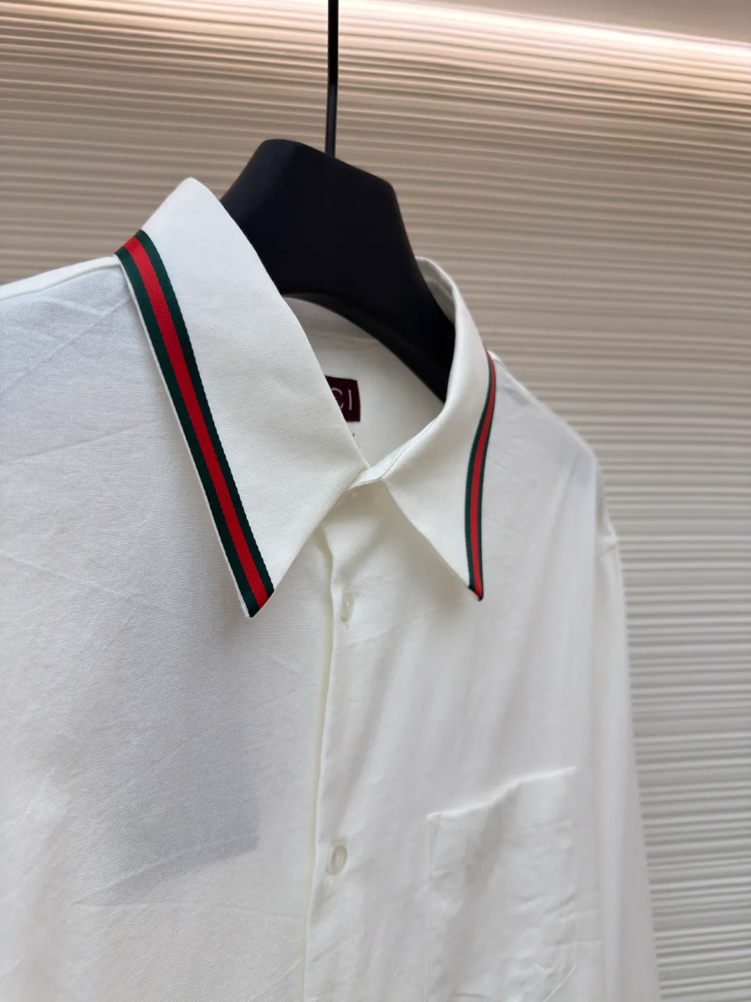 Gucci Oxford striped shirt ●Original version: Purchased and developed by 3097 ●Item number: 1680774-A65 ●Fabric: Oxford fabric ●Technology: Positioned cutting machine ●Version: Fitted version ●Weight: about 235 grams ●Size: 38-40-42-44 ●Description: Selected high-quality linen material with natural texture and breathability, firm and smooth, comfortable and close to the skin It is elegantly presented with a deep ink color and is embellished with exquisite red pony marks, which looks like a lively flame in the dark night. The clever design of the outer I-shaped pleated split back shoulder adds a sense of agility and detachment, and contains the soul of fashion in a minimalist shape. Adopt imported machine embroidery technology, use advanced computer control system and precision mechanical components to achieve the iconic pony embroidery operation with high precision and smooth and delicate lines. Adopting side-turning and embedded clamping stitching technology, it is smooth and tidy. The fabrics have been carefully washed and have a better feel and texture. They are not easy to deform, shrink or fade, and maintain long-term beauty. The overall wiring is straight and delicate, the fabric is comfortable and soft, and the color is consistent without color difference. It can be matched with the same style to create a fashionable look and control various occasions. Customized accessories, complete with three standards, same style for men and women!