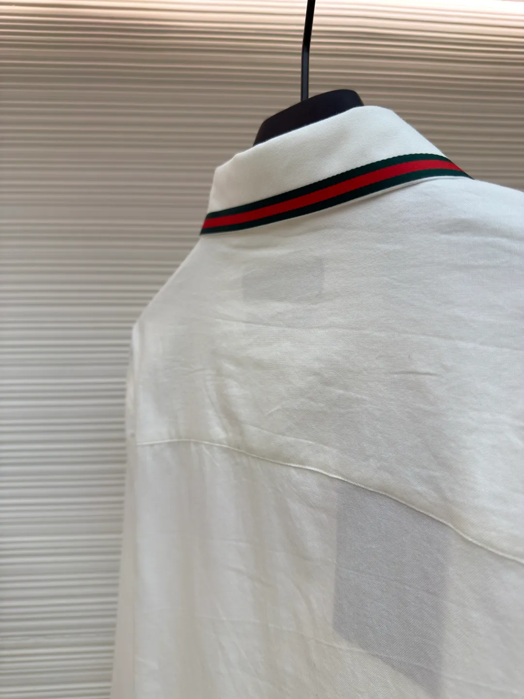 Gucci Oxford striped shirt ●Original version: Purchased and developed by 3097 ●Item number: 1680774-A65 ●Fabric: Oxford fabric ●Technology: Positioned cutting machine ●Version: Fitted version ●Weight: about 235 grams ●Size: 38-40-42-44 ●Description: Selected high-quality linen material with natural texture and breathability, firm and smooth, comfortable and close to the skin It is elegantly presented with a deep ink color and is embellished with exquisite red pony marks, which looks like a lively flame in the dark night. The clever design of the outer I-shaped pleated split back shoulder adds a sense of agility and detachment, and contains the soul of fashion in a minimalist shape. Adopt imported machine embroidery technology, use advanced computer control system and precision mechanical components to achieve the iconic pony embroidery operation with high precision and smooth and delicate lines. Adopting side-turning and embedded clamping stitching technology, it is smooth and tidy. The fabrics have been carefully washed and have a better feel and texture. They are not easy to deform, shrink or fade, and maintain long-term beauty. The overall wiring is straight and delicate, the fabric is comfortable and soft, and the color is consistent without color difference. It can be matched with the same style to create a fashionable look and control various occasions. Customized accessories, complete with three standards, same style for men and women!