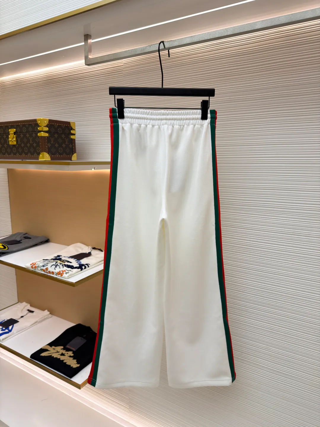 Gucci contrasting webbing straight trousers ●Item number: 1681173-A85 ●Material: cotton fabric ●Technology: embroidery production ●Color: white ●Version: Fitted version ●Weight: about 530 grams ●Size: S-M-L-XL ●Description: This sport is made of pure cotton fabric, with a zipper closure design, classic English letter embroidery on the back shoulder, and contrasting webbing on the sides of the sleeves. It has an elastic waist design and 4 pockets. The style is very novel and unique. The upper body effect is great. It is versatile for sports and leisure. It is the same style for men and women. Highly recommended! The overall wiring is straight and delicate, the fabric is comfortable and soft, and the color is consistent without color difference. It can be matched with the same style to create a fashionable look and control various occasions. Customized accessories, complete with three standards, same style for men and women!