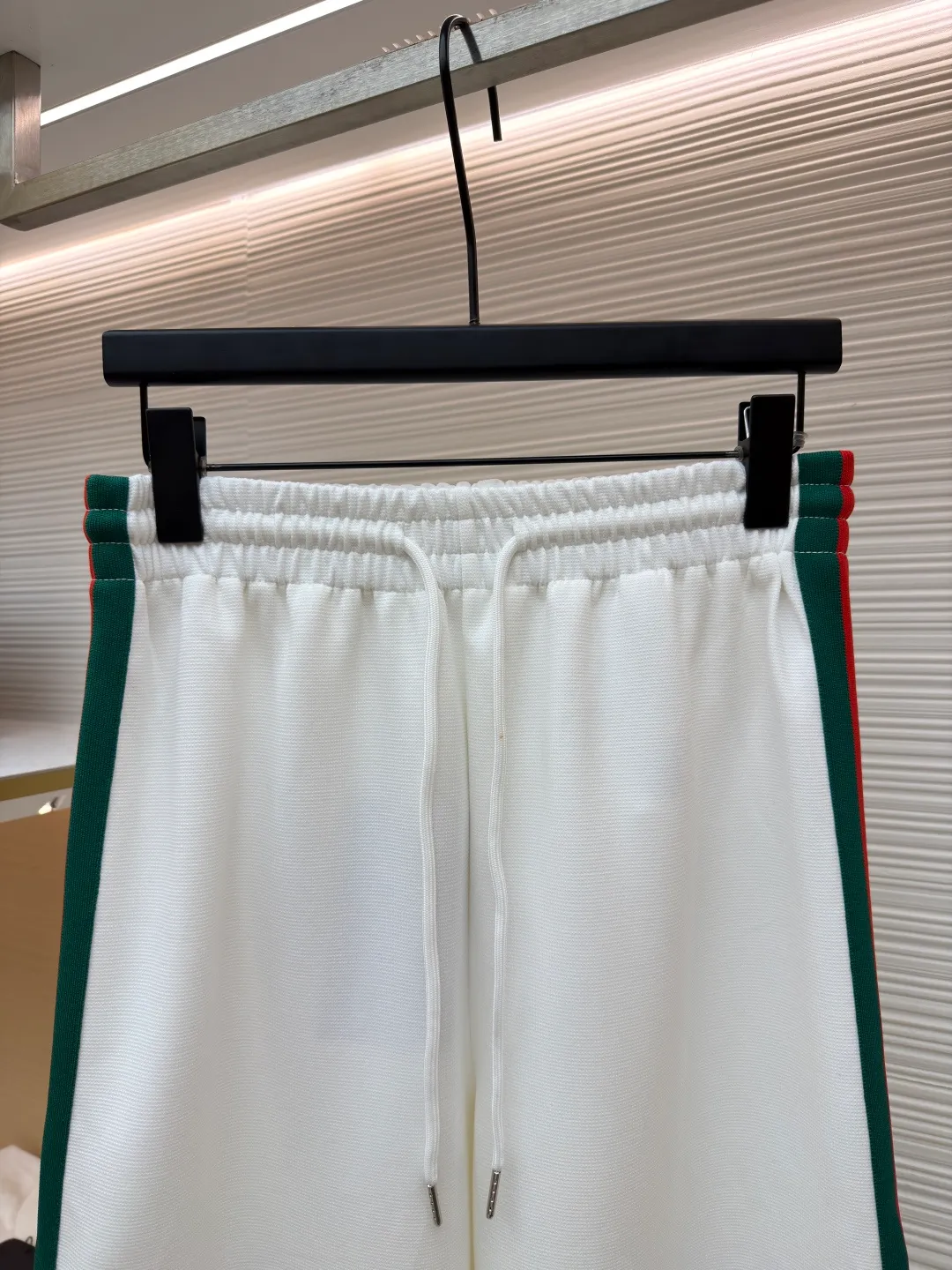 Gucci contrasting webbing straight trousers ●Item number: 1681173-A85 ●Material: cotton fabric ●Technology: embroidery production ●Color: white ●Version: Fitted version ●Weight: about 530 grams ●Size: S-M-L-XL ●Description: This sport is made of pure cotton fabric, with a zipper closure design, classic English letter embroidery on the back shoulder, and contrasting webbing on the sides of the sleeves. It has an elastic waist design and 4 pockets. The style is very novel and unique. The upper body effect is great. It is versatile for sports and leisure. It is the same style for men and women. Highly recommended! The overall wiring is straight and delicate, the fabric is comfortable and soft, and the color is consistent without color difference. It can be matched with the same style to create a fashionable look and control various occasions. Customized accessories, complete with three standards, same style for men and women!