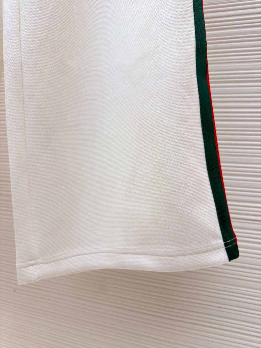 Gucci contrasting webbing straight trousers ●Item number: 1681173-A85 ●Material: cotton fabric ●Technology: embroidery production ●Color: white ●Version: Fitted version ●Weight: about 530 grams ●Size: S-M-L-XL ●Description: This sport is made of pure cotton fabric, with a zipper closure design, classic English letter embroidery on the back shoulder, and contrasting webbing on the sides of the sleeves. It has an elastic waist design and 4 pockets. The style is very novel and unique. The upper body effect is great. It is versatile for sports and leisure. It is the same style for men and women. Highly recommended! The overall wiring is straight and delicate, the fabric is comfortable and soft, and the color is consistent without color difference. It can be matched with the same style to create a fashionable look and control various occasions. Customized accessories, complete with three standards, same style for men and women!