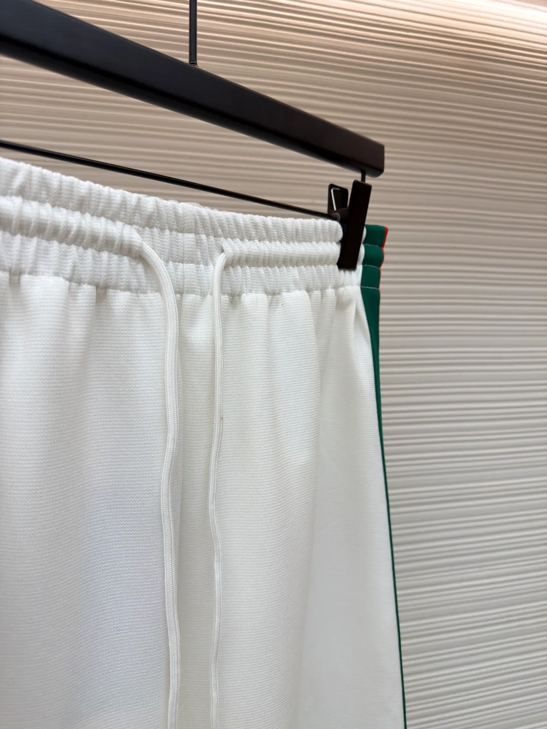 Gucci contrasting webbing straight trousers ●Item number: 1681173-A85 ●Material: cotton fabric ●Technology: embroidery production ●Color: white ●Version: Fitted version ●Weight: about 530 grams ●Size: S-M-L-XL ●Description: This sport is made of pure cotton fabric, with a zipper closure design, classic English letter embroidery on the back shoulder, and contrasting webbing on the sides of the sleeves. It has an elastic waist design and 4 pockets. The style is very novel and unique. The upper body effect is great. It is versatile for sports and leisure. It is the same style for men and women. Highly recommended! The overall wiring is straight and delicate, the fabric is comfortable and soft, and the color is consistent without color difference. It can be matched with the same style to create a fashionable look and control various occasions. Customized accessories, complete with three standards, same style for men and women!