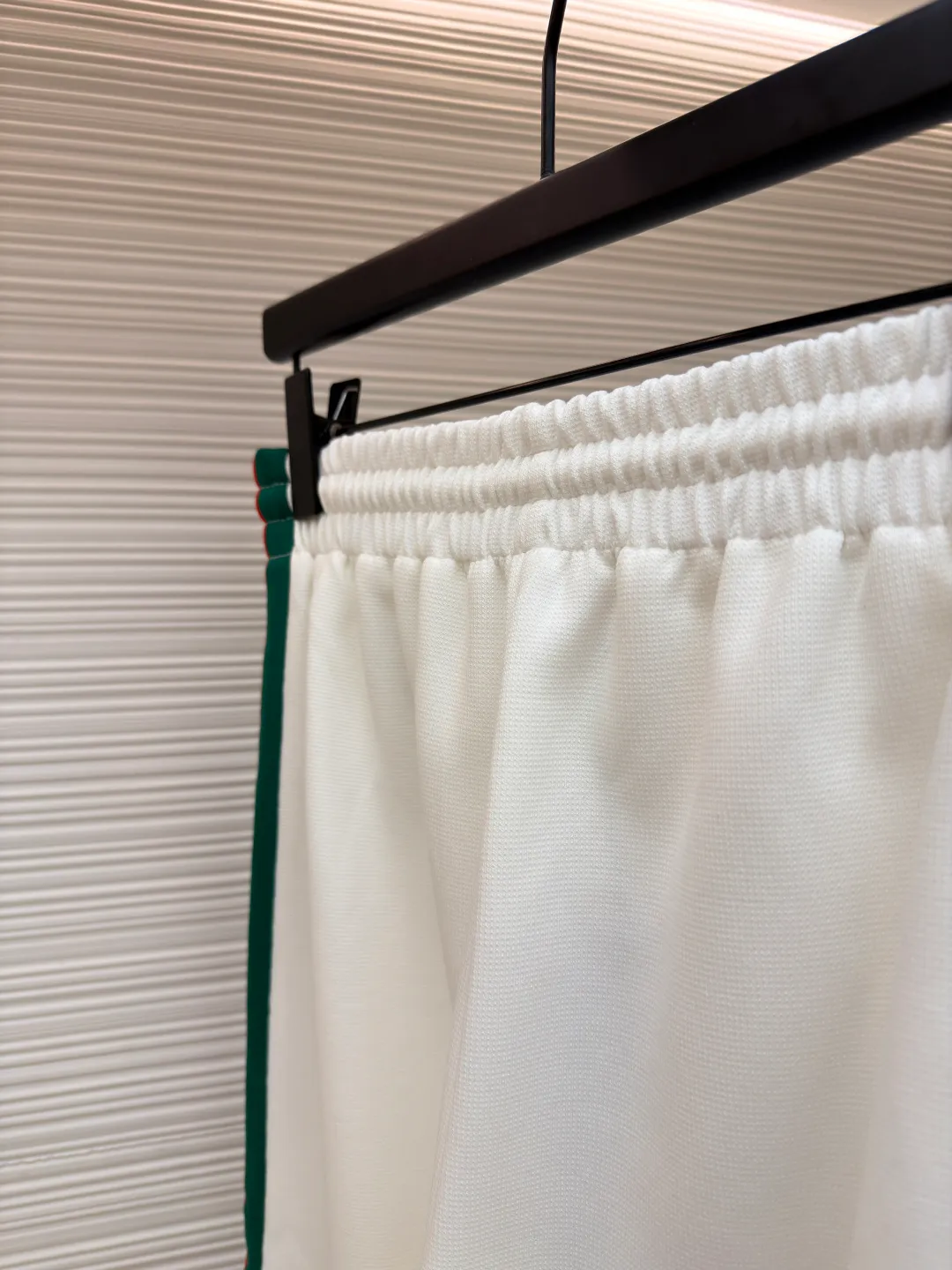 Gucci contrasting webbing straight trousers ●Item number: 1681173-A85 ●Material: cotton fabric ●Technology: embroidery production ●Color: white ●Version: Fitted version ●Weight: about 530 grams ●Size: S-M-L-XL ●Description: This sport is made of pure cotton fabric, with a zipper closure design, classic English letter embroidery on the back shoulder, and contrasting webbing on the sides of the sleeves. It has an elastic waist design and 4 pockets. The style is very novel and unique. The upper body effect is great. It is versatile for sports and leisure. It is the same style for men and women. Highly recommended! The overall wiring is straight and delicate, the fabric is comfortable and soft, and the color is consistent without color difference. It can be matched with the same style to create a fashionable look and control various occasions. Customized accessories, complete with three standards, same style for men and women!