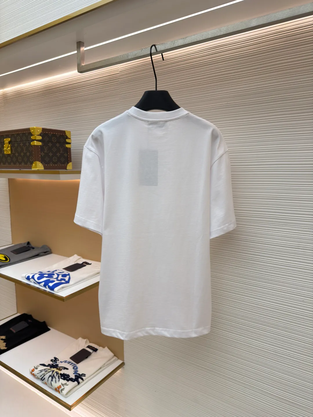 Gucci horseshoe buckle embroidered round neck short sleeves ●Item number: 1682116-A00 ●Material: fine velvet knitted cotton fabric ●Technology: embroidery production ●Color: white ●Version: fitted version ●Weight: about 270 grams ●Size: XS-S-M-L ●Description: Made of 15S special woven compact cotton fine velvet knitted fabric with a weight of 230g/㎡; paired with 32S high count and high weight 1x1 rib, with a weight of 340g/㎡. Ribbing is used on the collar to ensure excellent elastic recovery and deformation resistance of the collar. The fabric uses compact spinning technology to effectively reduce yarn hairiness, making the fabric structure tighter, the surface smoother, and the pilling resistance better. The weight of 230g is medium to heavy, which gives the T-shirt good stiffness and drape, and is not easy to collapse, ensuring the texture of high-end ready-to-wear. The fine velvet knitted fabric has been lightly brushed or raised, giving it a softer, waxier skin-friendly feel than ordinary plain cotton. Using multi-color fine flat embroidery technology, the pattern is completely covered and filled with extremely high-density stitches using embroidery threads of multiple colors according to the design artwork. Every detail and color transition of the complex pattern is accurately restored, so that the shape, light, shadow, and texture of the double-G interlocking webbing and stirrups are clearly presented. The final embroidery surface is flat, smooth, and full, with clear edges, and has a delicate effect and micro-three-dimensional effect similar to gongbi painting. The overall wiring is straight and delicate, the fabric is comfortable and soft, and the color is consistent without color difference. It can be matched with the same style to create a fashionable look and control various occasions. Customized accessories, complete with three standards, same style for men and women!