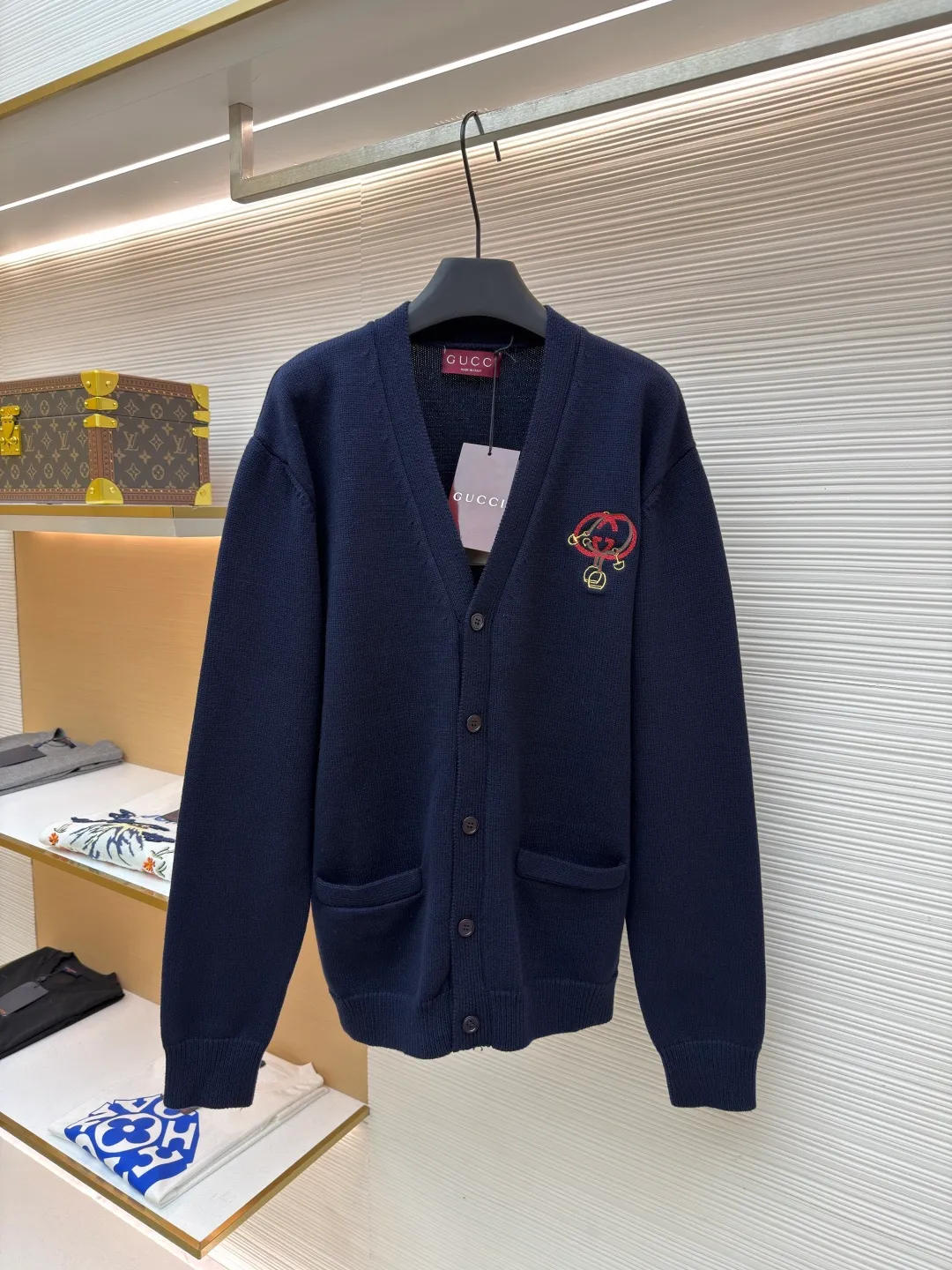 Gucci New Year lantern embroidered knitted cardigan ●Original version: Purchased and developed for 20600 ●Item number: 1682469-B05 ●Fabric: wool fabric ●Technology: knitted production ●Color: navy blue ●Version: fitted version ●Weight: about 815 grams ●Size: S-M-L-XL ●Description: Made of 55% wool, 45% cotton. Original dyed in the same color. The buttons are made of natural shell buttons and have the Gucci logo laser engraved on them. The craft embroidery adopts 3D three-dimensional embroidery technology, and the chest is embellished with New Year lantern design style. Garment washing - fixing the fit - adding hand feel - fixing the color. Equestrian style elements are expertly embellished with classic silhouettes, adding a dynamic touch. This cardigan is made of dark blue knitted wool, with webbing interlocking Double G and stirrup embroidery, adding fashionable charm. Dark blue knitted wool with webbing interlocking G and stirrup embroidery. V-neck front pockets. Long sleeves with ribbed trim. Button placket at front. The overall wiring is straight and delicate, the fabric is comfortable and soft, and the color is consistent without color difference. It can be matched with the same style to create a fashionable look and control various occasions. Customized accessories, complete with three standards, same style for men and women!
