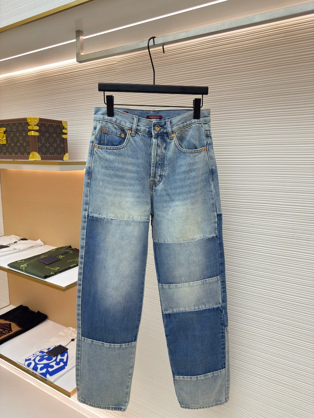 Gucci washed embossed denim outer trousers ●Authentic product: Purchased and developed by 7461 ●Item number: 1680562-B80 ●Material: denim fabric ●Technology: washed embossed production ●Version: loose fit ●Weight: about 560 grams ●Size: 30-31-32--33-34-36 ●Description: Customized fantasy light blue stonewashed cotton denim, priority positioning spray horse slipper and hand-rolling to create a gradient effect, using stamping filling technology to fill foam cotton with good cushioning performance, hot melt glue gun sealing operation, using fried sand hand-rubbing technology to cause natural fading and wear on the surface of the denim material, and then using special tools to physically damage the surface by hand, maintaining the original texture and details while increasing its uniqueness, heavy washing and whitening process, customized accessories, and loose fit. The overall wiring is straight and delicate, the fabric is comfortable and soft, and the color is consistent without color difference. It can be matched with the same style to create a fashionable look and control various occasions. Customized accessories, complete with three standards, same style for men and women!