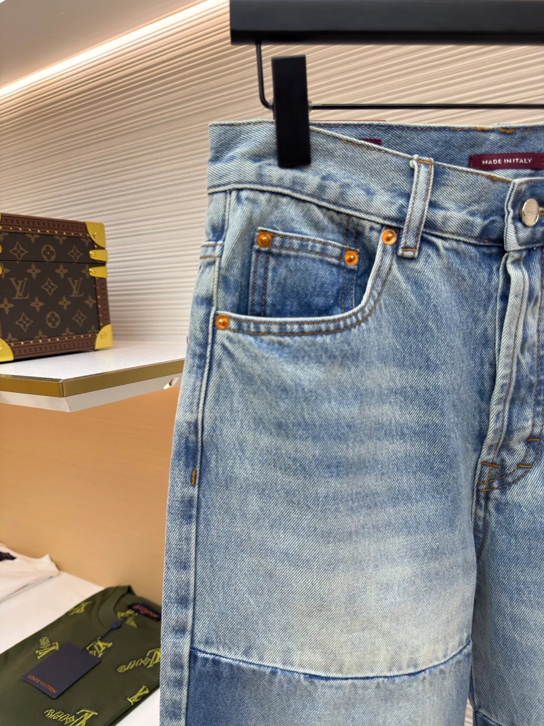 Gucci washed embossed denim outer trousers ●Authentic product: Purchased and developed by 7461 ●Item number: 1680562-B80 ●Material: denim fabric ●Technology: washed embossed production ●Version: loose fit ●Weight: about 560 grams ●Size: 30-31-32--33-34-36 ●Description: Customized fantasy light blue stonewashed cotton denim, priority positioning spray horse slipper and hand-rolling to create a gradient effect, using stamping filling technology to fill foam cotton with good cushioning performance, hot melt glue gun sealing operation, using fried sand hand-rubbing technology to cause natural fading and wear on the surface of the denim material, and then using special tools to physically damage the surface by hand, maintaining the original texture and details while increasing its uniqueness, heavy washing and whitening process, customized accessories, and loose fit. The overall wiring is straight and delicate, the fabric is comfortable and soft, and the color is consistent without color difference. It can be matched with the same style to create a fashionable look and control various occasions. Customized accessories, complete with three standards, same style for men and women!