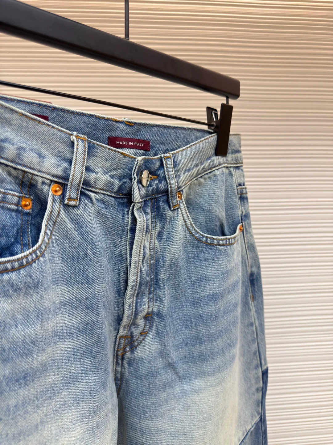 Gucci washed embossed denim outer trousers ●Authentic product: Purchased and developed by 7461 ●Item number: 1680562-B80 ●Material: denim fabric ●Technology: washed embossed production ●Version: loose fit ●Weight: about 560 grams ●Size: 30-31-32--33-34-36 ●Description: Customized fantasy light blue stonewashed cotton denim, priority positioning spray horse slipper and hand-rolling to create a gradient effect, using stamping filling technology to fill foam cotton with good cushioning performance, hot melt glue gun sealing operation, using fried sand hand-rubbing technology to cause natural fading and wear on the surface of the denim material, and then using special tools to physically damage the surface by hand, maintaining the original texture and details while increasing its uniqueness, heavy washing and whitening process, customized accessories, and loose fit. The overall wiring is straight and delicate, the fabric is comfortable and soft, and the color is consistent without color difference. It can be matched with the same style to create a fashionable look and control various occasions. Customized accessories, complete with three standards, same style for men and women!