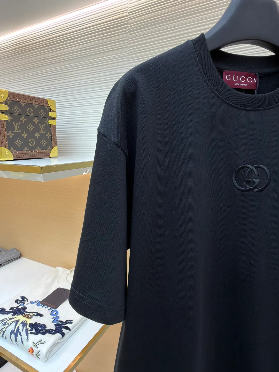 Gucci Double G embroidered round neck short sleeves ●Original version: Purchased and developed for 5300 ●Item number: 1682500-X90 ●Fabric: fine velvet knitted cotton fabric ●Technology: embroidery production ●Color: black ●Version: fitted version ●Weight: about 295 grams ●Size: S-M-L-XL ●Description: Made of 15S special woven compact cotton fine velvet knitted fabric with a weight of 230g/㎡; paired with 32S high count and high weight 1x1 rib, with a weight of 340g/㎡. Ribbing is used on the collar to ensure excellent elastic recovery and deformation resistance of the collar. The fabric uses compact spinning technology to effectively reduce yarn hairiness, making the fabric structure tighter, the surface smoother, and the pilling resistance better. The weight of 230g is medium to heavy, which gives the T-shirt good stiffness and drape, and is not easy to collapse, ensuring the texture of high-end ready-to-wear. The fine velvet knitted fabric has been lightly brushed or raised, giving it a softer, waxier skin-friendly feel than ordinary plain cotton. Three-dimensional stitch embroidery is an embroidery process that uses high-density linear stitches to be closely arranged to form raised lines. The core is to use thicker embroidery thread, and the stitches are continuous and even without gaps. It naturally produces a raised height of 1-2 mm, making the edges of the pattern clear and sharp, and the touch feeling full and solid. The overall wiring is straight and delicate, the fabric is comfortable and soft, and the color is consistent without color difference. It can be matched with the same style to create a fashionable look and control various occasions. Customized accessories, complete with three standards, same style for men and women!