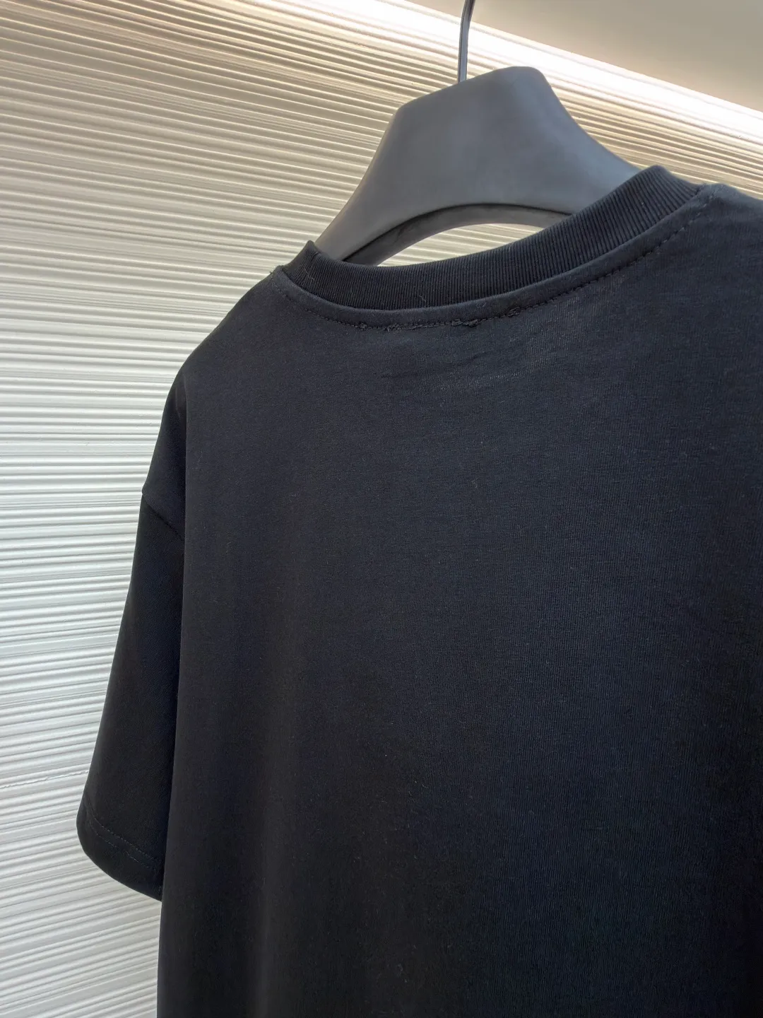 Gucci Double G embroidered round neck short sleeves ●Original version: Purchased and developed for 5300 ●Item number: 1682500-X90 ●Fabric: fine velvet knitted cotton fabric ●Technology: embroidery production ●Color: black ●Version: fitted version ●Weight: about 295 grams ●Size: S-M-L-XL ●Description: Made of 15S special woven compact cotton fine velvet knitted fabric with a weight of 230g/㎡; paired with 32S high count and high weight 1x1 rib, with a weight of 340g/㎡. Ribbing is used on the collar to ensure excellent elastic recovery and deformation resistance of the collar. The fabric uses compact spinning technology to effectively reduce yarn hairiness, making the fabric structure tighter, the surface smoother, and the pilling resistance better. The weight of 230g is medium to heavy, which gives the T-shirt good stiffness and drape, and is not easy to collapse, ensuring the texture of high-end ready-to-wear. The fine velvet knitted fabric has been lightly brushed or raised, giving it a softer, waxier skin-friendly feel than ordinary plain cotton. Three-dimensional stitch embroidery is an embroidery process that uses high-density linear stitches to be closely arranged to form raised lines. The core is to use thicker embroidery thread, and the stitches are continuous and even without gaps. It naturally produces a raised height of 1-2 mm, making the edges of the pattern clear and sharp, and the touch feeling full and solid. The overall wiring is straight and delicate, the fabric is comfortable and soft, and the color is consistent without color difference. It can be matched with the same style to create a fashionable look and control various occasions. Customized accessories, complete with three standards, same style for men and women!