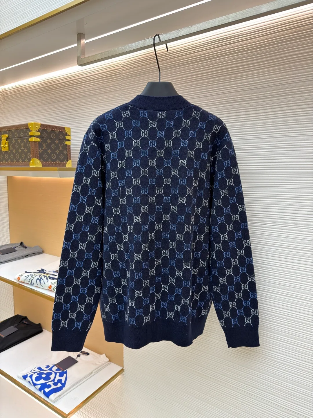 Gucci buttoned woolen cardigan ●Original version: Purchased and developed for 22800 ●Item number: 1682405-B90 ●Fabric: wool fabric ●Technology: knitted ●Color: blue ●Version: loose fit ●Weight: about 750 grams ●Size: XS-S-M-L ●Description: The wool material is made of 48s wool blended yarn, colored according to YB, and the color similarity is more than 95%. The machine uses a 14-needle imported Shima Seiki Sima machine, a 14-needle SXR123 three-needle double-sided flying thread jacquard fabric piece, a single piece takes 220 minutes per piece, a 20-needle plate cover is used for stitching, custom-made laser logo hand-stitched buttons, and specific three-label washing. The overall wiring is straight and delicate, the fabric is comfortable and soft, and the color is consistent without color difference. It can be matched with the same style to create a fashionable look and control various occasions. Customized accessories, complete with three standards, same style for men and women!
