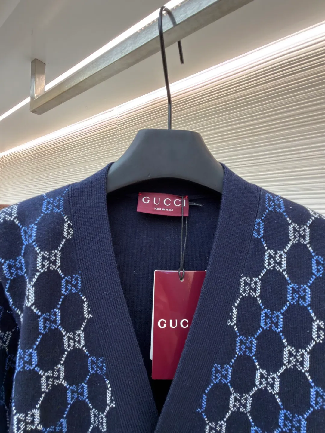 Gucci buttoned woolen cardigan ●Original version: Purchased and developed for 22800 ●Item number: 1682405-B90 ●Fabric: wool fabric ●Technology: knitted ●Color: blue ●Version: loose fit ●Weight: about 750 grams ●Size: XS-S-M-L ●Description: The wool material is made of 48s wool blended yarn, colored according to YB, and the color similarity is more than 95%. The machine uses a 14-needle imported Shima Seiki Sima machine, a 14-needle SXR123 three-needle double-sided flying thread jacquard fabric piece, a single piece takes 220 minutes per piece, a 20-needle plate cover is used for stitching, custom-made laser logo hand-stitched buttons, and specific three-label washing. The overall wiring is straight and delicate, the fabric is comfortable and soft, and the color is consistent without color difference. It can be matched with the same style to create a fashionable look and control various occasions. Customized accessories, complete with three standards, same style for men and women!