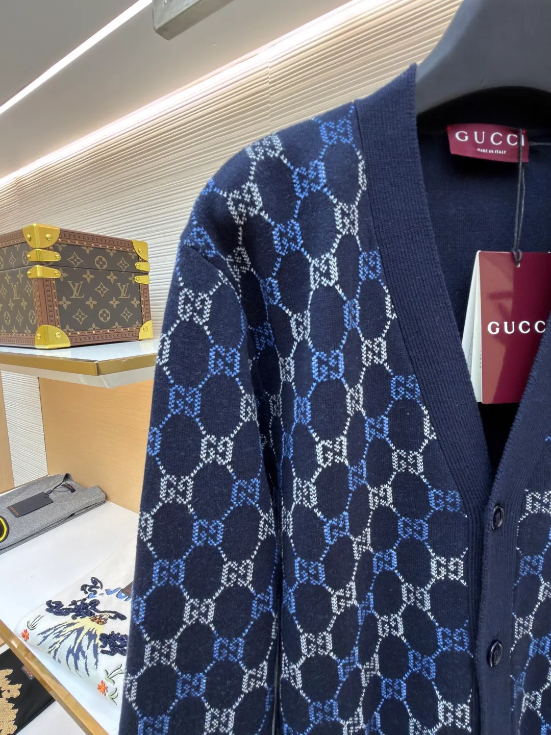 Gucci buttoned woolen cardigan ●Original version: Purchased and developed for 22800 ●Item number: 1682405-B90 ●Fabric: wool fabric ●Technology: knitted ●Color: blue ●Version: loose fit ●Weight: about 750 grams ●Size: XS-S-M-L ●Description: The wool material is made of 48s wool blended yarn, colored according to YB, and the color similarity is more than 95%. The machine uses a 14-needle imported Shima Seiki Sima machine, a 14-needle SXR123 three-needle double-sided flying thread jacquard fabric piece, a single piece takes 220 minutes per piece, a 20-needle plate cover is used for stitching, custom-made laser logo hand-stitched buttons, and specific three-label washing. The overall wiring is straight and delicate, the fabric is comfortable and soft, and the color is consistent without color difference. It can be matched with the same style to create a fashionable look and control various occasions. Customized accessories, complete with three standards, same style for men and women!