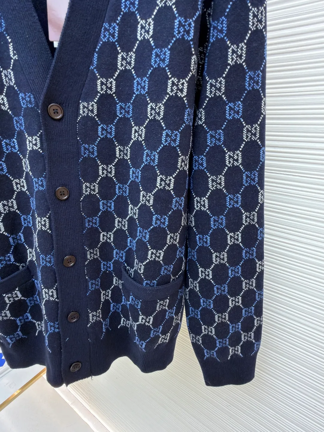 Gucci buttoned woolen cardigan ●Original version: Purchased and developed for 22800 ●Item number: 1682405-B90 ●Fabric: wool fabric ●Technology: knitted ●Color: blue ●Version: loose fit ●Weight: about 750 grams ●Size: XS-S-M-L ●Description: The wool material is made of 48s wool blended yarn, colored according to YB, and the color similarity is more than 95%. The machine uses a 14-needle imported Shima Seiki Sima machine, a 14-needle SXR123 three-needle double-sided flying thread jacquard fabric piece, a single piece takes 220 minutes per piece, a 20-needle plate cover is used for stitching, custom-made laser logo hand-stitched buttons, and specific three-label washing. The overall wiring is straight and delicate, the fabric is comfortable and soft, and the color is consistent without color difference. It can be matched with the same style to create a fashionable look and control various occasions. Customized accessories, complete with three standards, same style for men and women!