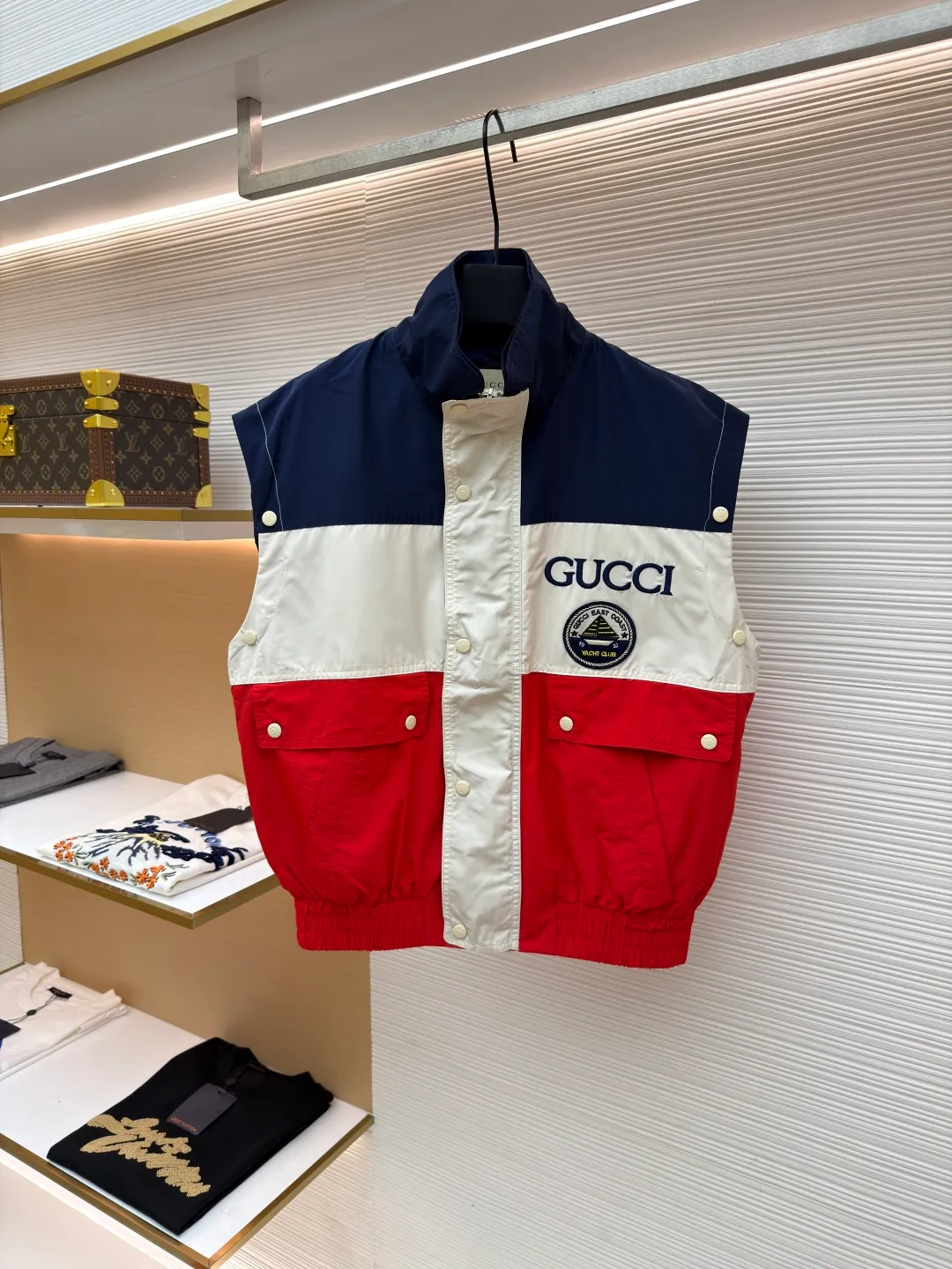 Gucci fake two-piece color-blocked windbreaker jacket ●Original version: purchased and developed for 24200 ●Item number: 1681156-C95 ●Fabric: 50D polyester-cotton blended plain fabric ●Technology: embroidery production ●Color: blue, white and red ●Version: fitted version ●Weight: about 580 grams ●Size: 44-46-48-50 ●Description: The fabric is made of 50D polyester-cotton blended plain weave. The entire dress design is made of three-color fabrics. The apricot-colored part in the middle is made of double-layer fabric to increase the width of the dress. The front panel is embroidered with a Tajima embroidery machine imported from Japan. The letters are directly cut and embroidered with cotton thread. The round navy club embroidered chapter is later attached with hand embroidery. Matching 1 00% nylon square checkered jacquard lining, custom-made bronze hardware snap buttons, face buttons sprayed with matte frosted paint on the Y version, the whole dress has 21 pairs of snap buttons, and the upper sleeves are made of 5 pairs of practical snap buttons. The two sleeves are detachable, and the garment can be worn as a vest. The overall wiring is straight and delicate, the fabric is comfortable and soft, and the color is consistent without color difference. It can be matched with the same style to create a fashionable look, and can be used in various occasions. Customized accessories, complete with three standards, same style for men and women!