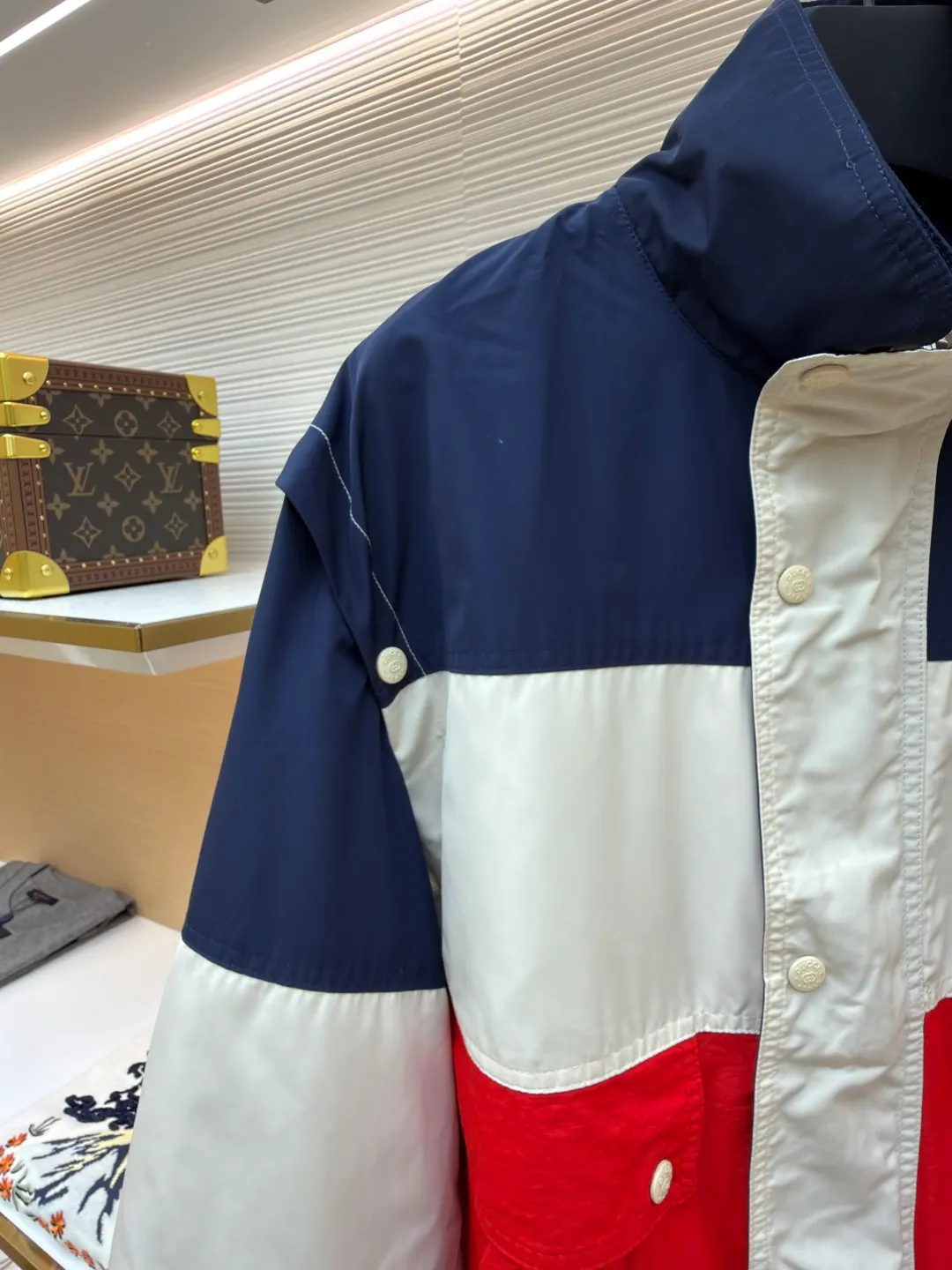 Gucci fake two-piece color-blocked windbreaker jacket ●Original version: purchased and developed for 24200 ●Item number: 1681156-C95 ●Fabric: 50D polyester-cotton blended plain fabric ●Technology: embroidery production ●Color: blue, white and red ●Version: fitted version ●Weight: about 580 grams ●Size: 44-46-48-50 ●Description: The fabric is made of 50D polyester-cotton blended plain weave. The entire dress design is made of three-color fabrics. The apricot-colored part in the middle is made of double-layer fabric to increase the width of the dress. The front panel is embroidered with a Tajima embroidery machine imported from Japan. The letters are directly cut and embroidered with cotton thread. The round navy club embroidered chapter is later attached with hand embroidery. Matching 1 00% nylon square checkered jacquard lining, custom-made bronze hardware snap buttons, face buttons sprayed with matte frosted paint on the Y version, the whole dress has 21 pairs of snap buttons, and the upper sleeves are made of 5 pairs of practical snap buttons. The two sleeves are detachable, and the garment can be worn as a vest. The overall wiring is straight and delicate, the fabric is comfortable and soft, and the color is consistent without color difference. It can be matched with the same style to create a fashionable look, and can be used in various occasions. Customized accessories, complete with three standards, same style for men and women!