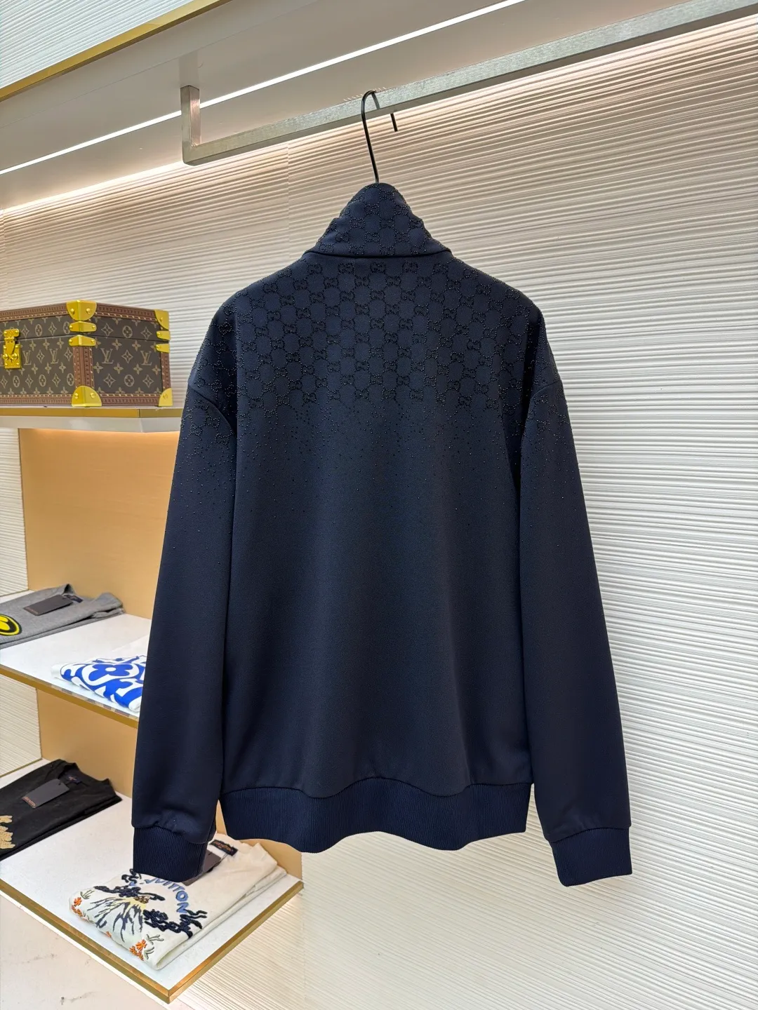 Gucci hot-drilled zipper turtleneck jacket ●Original version: Purchased and developed for 26,000 ●Item number: 1682327-B80 ●Material: 100% cotton ●Technology: Hot-drilled production ●Color: black ●Version: Fitted version ●Weight: about 935 grams ●Size: S-M-L-XL ●Description: Using 32 double beads, custom-woven extra thick version. The thread adopts double-layer thickened pure cotton flat machine rib. The access control zipper uses an electroplated metal puller with electroplated pull teeth of the same color. The pocket zippers are made of nylon rubber teeth. Made with engraved Gucci logo. The hot diamond is made of imitation crystal, and the gradient style design presents a visual impact, embellished with the brand's double G graphics. Original customized 1:1 picture board. Gradient crystal embroideries create dazzling contrasts with the textures of the brand’s signature fabrics, such as GG canvas, jersey, knitted cotton and pique cotton. Crafted from dark blue jersey, this zippered jacket is embellished with gradient GG crystals for a sophisticated look. The overall wiring is straight and delicate, the fabric is comfortable and soft, and the color is consistent without color difference. It can be matched with the same style to create a fashionable look and control various occasions. Customized accessories, complete with three standards, same style for men and women!