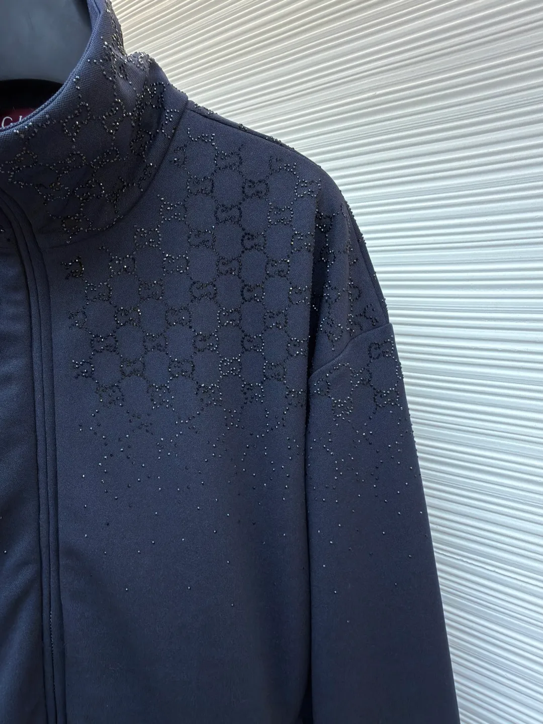 Gucci hot-drilled zipper turtleneck jacket ●Original version: Purchased and developed for 26,000 ●Item number: 1682327-B80 ●Material: 100% cotton ●Technology: Hot-drilled production ●Color: black ●Version: Fitted version ●Weight: about 935 grams ●Size: S-M-L-XL ●Description: Using 32 double beads, custom-woven extra thick version. The thread adopts double-layer thickened pure cotton flat machine rib. The access control zipper uses an electroplated metal puller with electroplated pull teeth of the same color. The pocket zippers are made of nylon rubber teeth. Made with engraved Gucci logo. The hot diamond is made of imitation crystal, and the gradient style design presents a visual impact, embellished with the brand's double G graphics. Original customized 1:1 picture board. Gradient crystal embroideries create dazzling contrasts with the textures of the brand’s signature fabrics, such as GG canvas, jersey, knitted cotton and pique cotton. Crafted from dark blue jersey, this zippered jacket is embellished with gradient GG crystals for a sophisticated look. The overall wiring is straight and delicate, the fabric is comfortable and soft, and the color is consistent without color difference. It can be matched with the same style to create a fashionable look and control various occasions. Customized accessories, complete with three standards, same style for men and women!