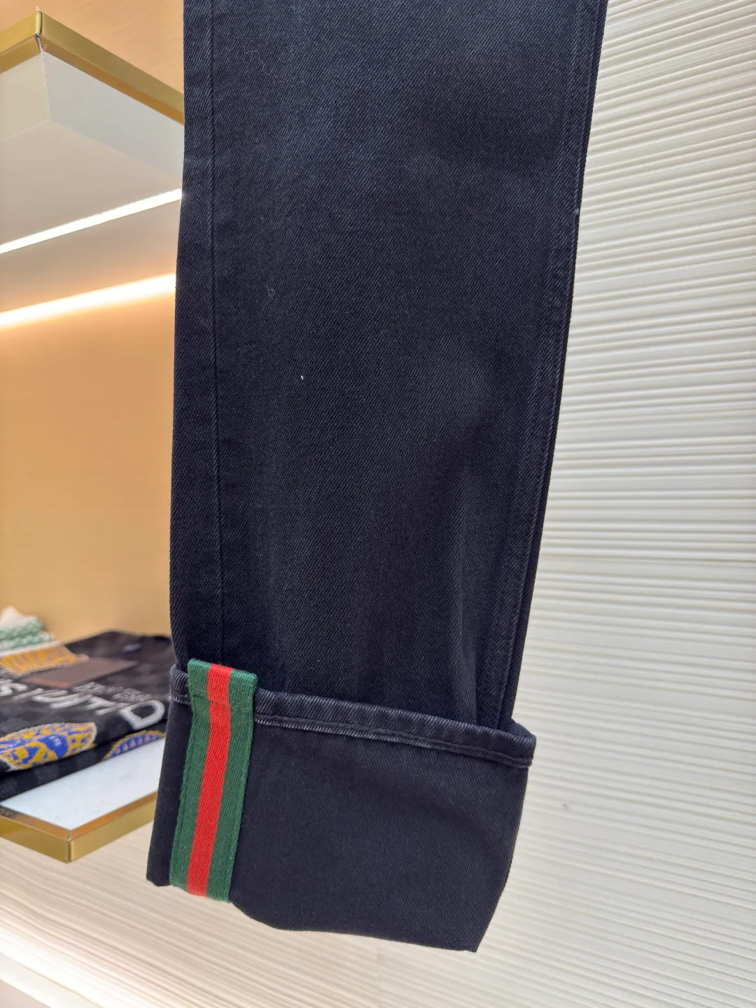 Gucci denim red and green striped jeans ●Authentic product: Purchased and developed by 3119 ●Item number: 1680335-B40 ●Material: denim denim fabric ●Technology: washed production ●Version: fitted version ●Weight: about 735 grams ●Size: 30-31-32-33-34-36 ●Description: Dark color matching is a creative interpretation of the exquisite atmosphere of early autumn. Behind the unpretentious colors lies a complex internal structure and low-key and restrained details, which is simple but not simple. This regular version is crafted from stonewashed denim fabric, with Gucci embroidery and red and green webbing pull-loop details cleverly incorporated into it, doubling the charm of the entire design. The overall wiring is straight and delicate, the fabric is comfortable and soft, and the color is consistent without color difference. It can be matched with the same style to create a fashionable look and control various occasions. Customized accessories, complete with three standards, same style for men and women!