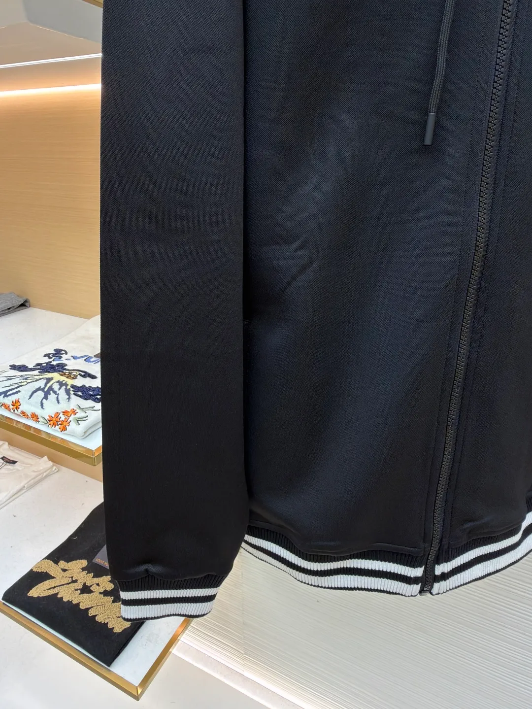 Gucci jersey jacket ●Original version: Purchased and developed for 14,000 ●Item number: 1681710-B50 ●Fabric: jersey fabric ●Technology: embossed production ●Color: black ●Version: fitted version ●Weight: about 785 grams ●Size: S-M-L-XL ●Description: These casual sweatpants are designed with a loose fit, comfortable to wear and full of fashion. The fabric is made of high-quality cotton blend, which has a soft and delicate feel, good breathability and skin-friendliness. Ready-to-wear garments are made using precision cutting techniques to ensure the overall shape is three-dimensional and crisp. The pants body is designed with multiple functional pockets, which not only increases practicality, but also enhances the overall three-dimensional feel. The unique ribbed cuff design on the trouser legs not only adds a sporty feel, but also adds a sense of fashion to the overall look. The drawstring design at the waist not only makes it easy to adjust the tightness, but also improves wearing comfort. The overall wiring is neat and the stitching is fine and firm, showing superb craftsmanship. Whether it is daily wear or outdoor activities, it can be easily controlled, perfectly interpreting the brand's luxury and functionality. The overall wiring is straight and delicate, the fabric is comfortable and soft, and the color is consistent without color difference. It can be matched with the same style to create a fashionable look and control various occasions. Customized accessories, complete with three standards, same style for men and women!