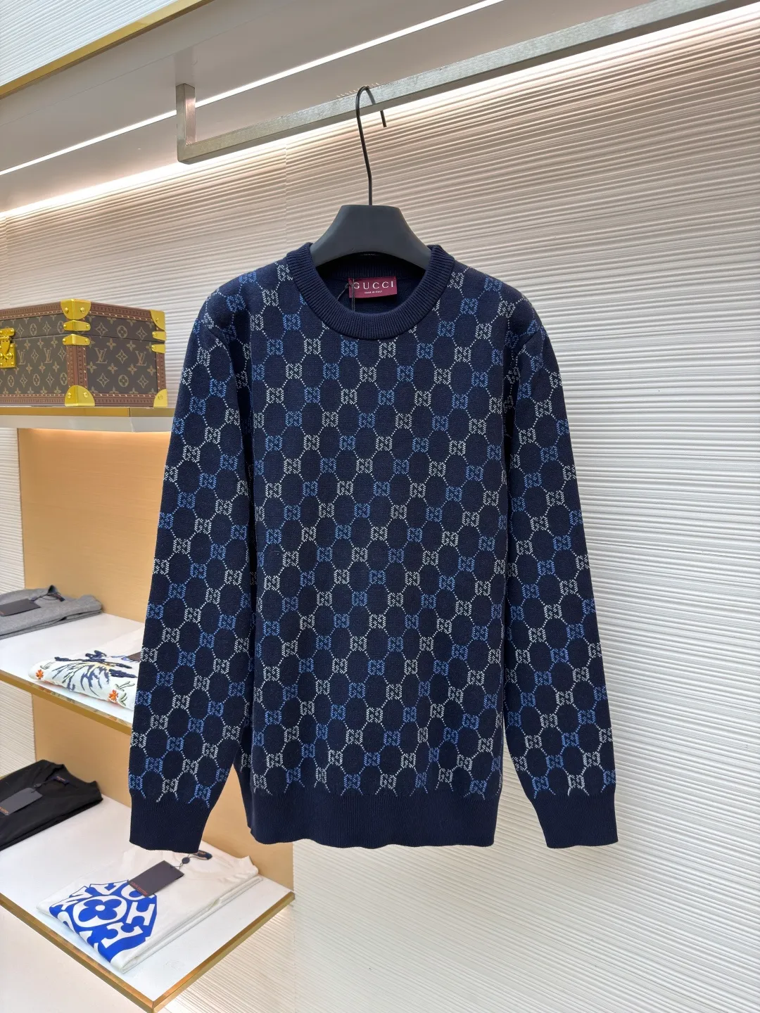 Gucci buttoned crew neck sweater ●Original version: purchased and developed at 20600 ●Item number: 1682406-B40 ●Fabric: wool fabric ●Technology: knitting ●Color: blue ●Version: loose fit ●Weight: about 690 grams ●Size: XS-S-M-L ●Description: The wool material is made of 48s wool blended yarn, colored according to YB, and the color similarity is more than 95%. The machine uses a 14-needle imported Shima Seiki Sima machine, a 14-needle SXR123 three-needle double-sided flying thread jacquard fabric piece, a single piece takes 180 minutes per piece, a 20-needle plate cover is used for stitching, and a specific three-label wash is used. The overall wiring is straight and delicate, the fabric is comfortable and soft, and the color is consistent without color difference. It can be matched with the same style to create a fashionable look and control various occasions. Customized accessories, complete with three standards, same style for men and women!