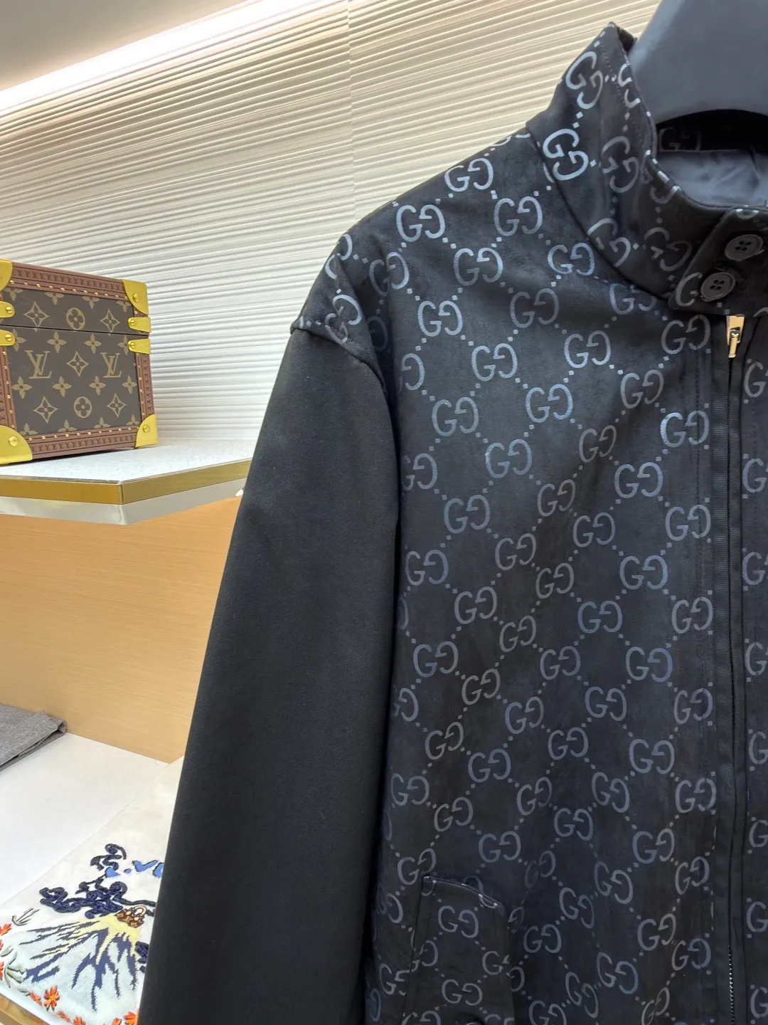 Gucci embossed GG suede jacquard bomber jacket ●Original version: purchased and developed by 25787 ●Item number: 1681583-B90 ●Fabric: cotton fabric ●Technology: embossed production ●Color: black ●Version: fitted version ●Weight: about 905 grams ●Size: 46-48-50-52 ●Description: Jacquard technology is integrated into the front and back shoulders. The classic logo is integrated into the fabric texture in the form of dark patterns. It is a low-key but precise identity annotation. The texture is hidden in every inch of the fabric. The zipper puller is engraved with the brand's letter logo, and the metallic texture and the softness of cowhide form a material contrast, showing exquisiteness in the opening and closing; the pockets are equipped with engraved shell buttons, which have a natural texture and are engraved with the brand logo, which is a luxurious embellishment in the details; the stand-up collar + slim tailoring are suitable for various body shapes. It can be worn as a commuting look or layered to create a layered look in autumn and winter. It is a practical item that can be worn in many ways. The overall wiring is straight and delicate, the fabric is comfortable and soft, and the color is consistent without color difference. It can be matched with the same style to create a fashionable look and control various occasions. Customized accessories, complete with three standards, same style for men and women!