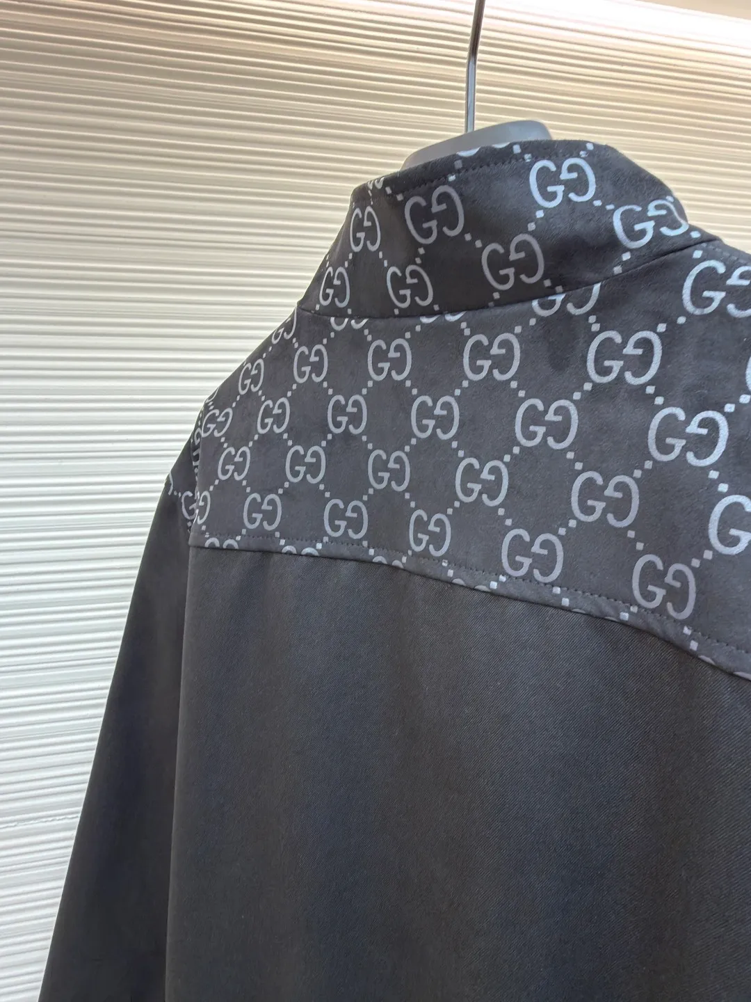 Gucci embossed GG suede jacquard bomber jacket ●Original version: purchased and developed by 25787 ●Item number: 1681583-B90 ●Fabric: cotton fabric ●Technology: embossed production ●Color: black ●Version: fitted version ●Weight: about 905 grams ●Size: 46-48-50-52 ●Description: Jacquard technology is integrated into the front and back shoulders. The classic logo is integrated into the fabric texture in the form of dark patterns. It is a low-key but precise identity annotation. The texture is hidden in every inch of the fabric. The zipper puller is engraved with the brand's letter logo, and the metallic texture and the softness of cowhide form a material contrast, showing exquisiteness in the opening and closing; the pockets are equipped with engraved shell buttons, which have a natural texture and are engraved with the brand logo, which is a luxurious embellishment in the details; the stand-up collar + slim tailoring are suitable for various body shapes. It can be worn as a commuting look or layered to create a layered look in autumn and winter. It is a practical item that can be worn in many ways. The overall wiring is straight and delicate, the fabric is comfortable and soft, and the color is consistent without color difference. It can be matched with the same style to create a fashionable look and control various occasions. Customized accessories, complete with three standards, same style for men and women!