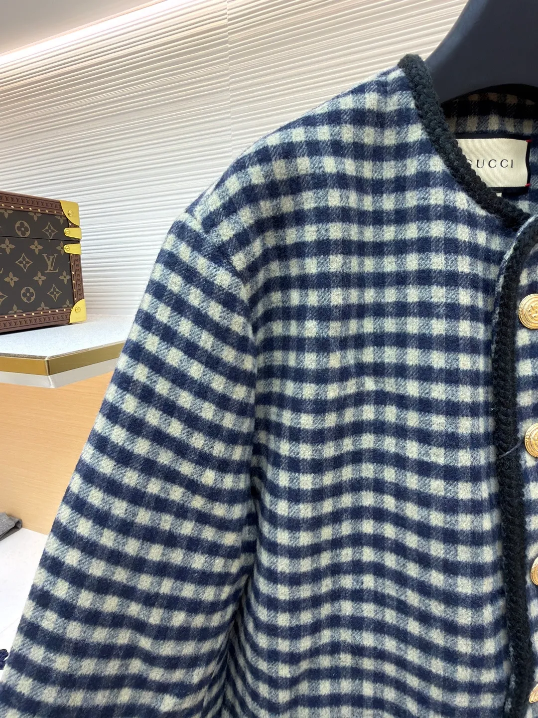 Gucci double-sided woolen jacket with G decoration ●Original version: Purchased and developed for 32900 ●Item number: 1681537-E00 ●Fabric: wool blended fabric ●Technology: embroidery production ●Color: black and white plaid ●Version: fitted version ●Weight: about 1055 grams ●Size: 44-46-48-50 ●Description: The fabric is made of [semi-worsted wool fabric], [wool content 80% + 20% acrylic], [rapier machine woven gray cloth], [print-dyed warp color], [hand-pulled white blue warp on double warp beams], [double-sided large heaven and earth axis Jacquard], the front [two-color plaid twill pattern], and the bottom [big G letter grid pattern]. In the early stage, nearly one hundred kilograms of yarn were spent on pattern making to measure the pattern shrinkage, and adjust the pattern size of the embryonic fabric to ensure that the pattern of the finished fabric was the same size as the Y version after brushing and washing. It adopts [Hand-cut horizontal strips on the front and rear panels to match the flowers], three pockets [cut with horizontal strips and vertical strips to restore the flowers], the cut pieces and the front panels are all [hand-written numbers] to ensure perfect alignment for sewing, and [sweeping powder to position and draw circles], inside [circular pockets on dark lines], which can make the pockets smooth and restore the flowers, which requires extremely high technical requirements for workers, [hand-crank embroidery machine to affix GG stamps], [Japanese imported Tajima embroidery machine] embroidery, [Flat embroidered seam seals after hand trimming] on the machine, [flat contrasting webbing on the bag edges and placket], the webbing is made of [hand-woven polyester glossy filament], all hems are [hand-picked hem sealing], [mold-made custom-made bronze gold anchor hand-sewn buttons]. The overall wiring is straight and delicate, the fabric is comfortable and soft, and the color is consistent without color difference. It can be matched with the same style to create a fashionable look and control various occasions. Customized accessories, complete with three standards, same style for men and women!