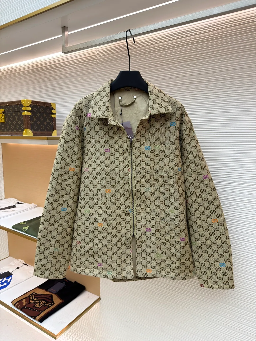 Gucci fully printed zipper jacquard jacket with colorful words ●Original version: purchased and developed by 12479 ●Item number: 1680876-C45 ●Fabric: denim fabric ●Technology: jacquard production ●Version: fitted version ●Weight: about 675 grams ●Size: S-M-L-XL ●Description: This jacket is crafted from camel and dark brown GG canvas, embellished with GG shreds throughout, lined, and has a front zipper and button closure, giving it a unique style. The overall wiring is straight and delicate, the fabric is comfortable and soft, and the color is consistent without color difference. It can be matched with the same style to create a fashionable look and control various occasions. Customized accessories, complete with three standards, same style for men and women!