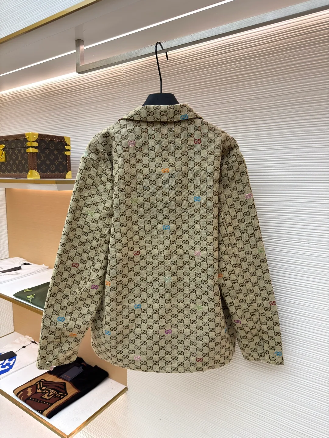 Gucci fully printed zipper jacquard jacket with colorful words ●Original version: purchased and developed by 12479 ●Item number: 1680876-C45 ●Fabric: denim fabric ●Technology: jacquard production ●Version: fitted version ●Weight: about 675 grams ●Size: S-M-L-XL ●Description: This jacket is crafted from camel and dark brown GG canvas, embellished with GG shreds throughout, lined, and has a front zipper and button closure, giving it a unique style. The overall wiring is straight and delicate, the fabric is comfortable and soft, and the color is consistent without color difference. It can be matched with the same style to create a fashionable look and control various occasions. Customized accessories, complete with three standards, same style for men and women!