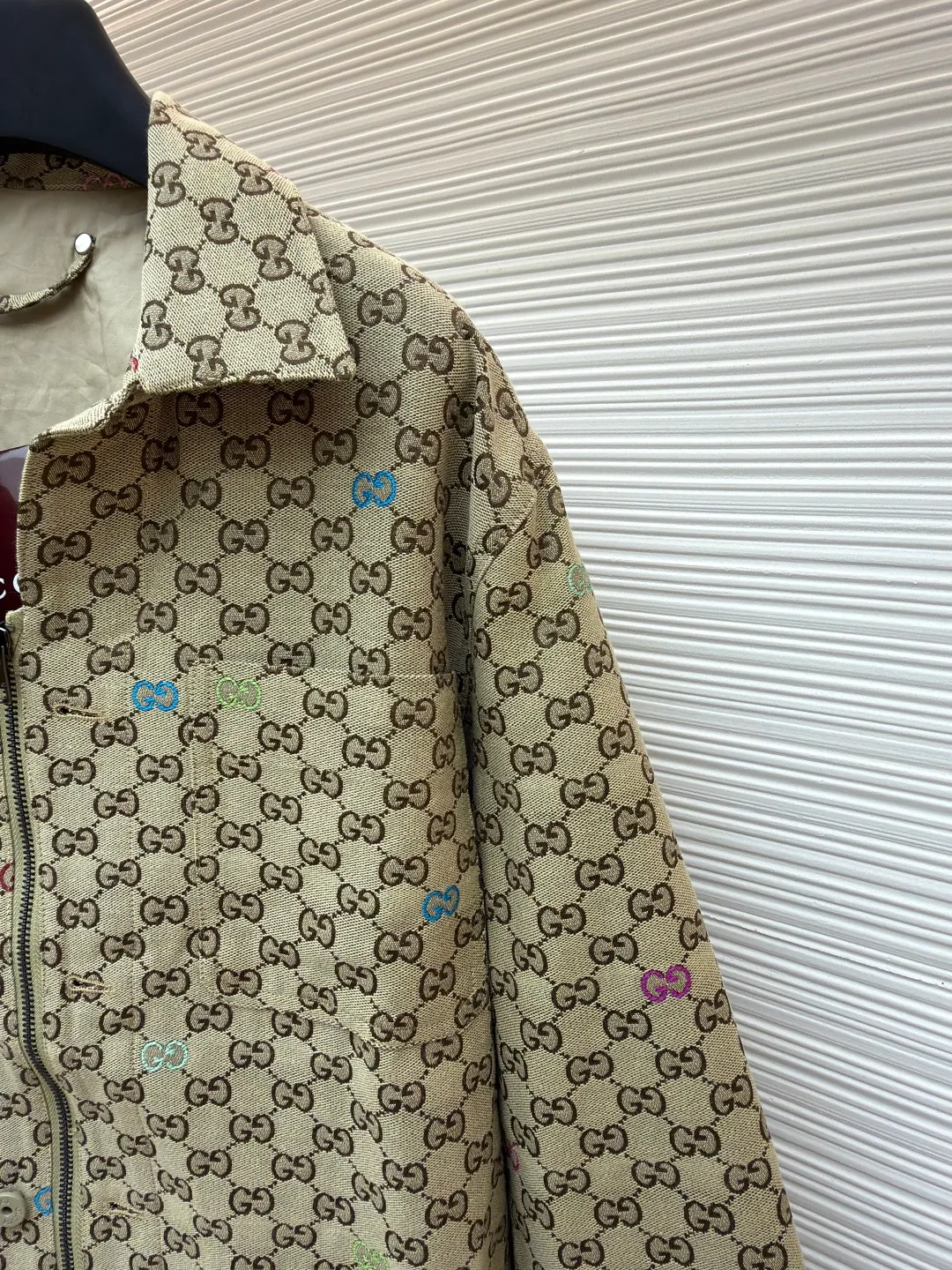 Gucci fully printed zipper jacquard jacket with colorful words ●Original version: purchased and developed by 12479 ●Item number: 1680876-C45 ●Fabric: denim fabric ●Technology: jacquard production ●Version: fitted version ●Weight: about 675 grams ●Size: S-M-L-XL ●Description: This jacket is crafted from camel and dark brown GG canvas, embellished with GG shreds throughout, lined, and has a front zipper and button closure, giving it a unique style. The overall wiring is straight and delicate, the fabric is comfortable and soft, and the color is consistent without color difference. It can be matched with the same style to create a fashionable look and control various occasions. Customized accessories, complete with three standards, same style for men and women!