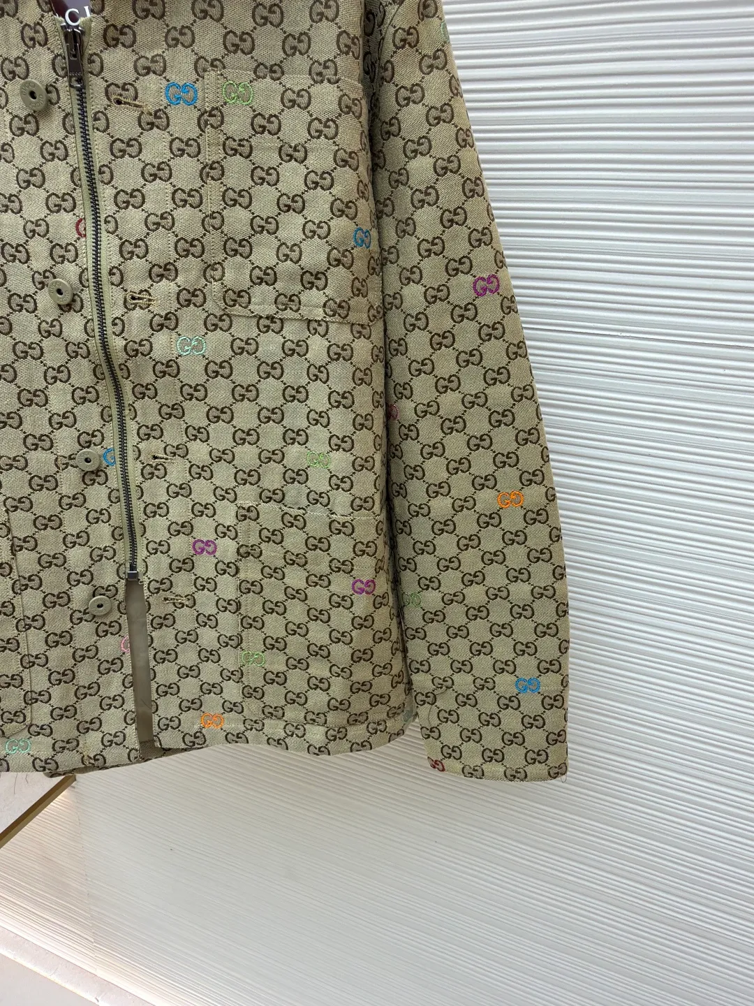 Gucci fully printed zipper jacquard jacket with colorful words ●Original version: purchased and developed by 12479 ●Item number: 1680876-C45 ●Fabric: denim fabric ●Technology: jacquard production ●Version: fitted version ●Weight: about 675 grams ●Size: S-M-L-XL ●Description: This jacket is crafted from camel and dark brown GG canvas, embellished with GG shreds throughout, lined, and has a front zipper and button closure, giving it a unique style. The overall wiring is straight and delicate, the fabric is comfortable and soft, and the color is consistent without color difference. It can be matched with the same style to create a fashionable look and control various occasions. Customized accessories, complete with three standards, same style for men and women!