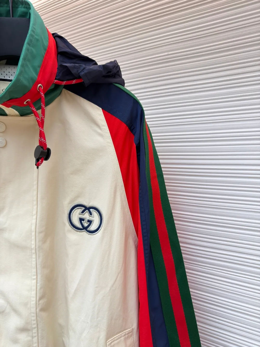 Gucci spliced ​​nylon contrasting color spliced ​​jacket ●Original version: Purchased and developed for 9599 ●Item number: 1680994-B70 ●Fabric: nylon fabric ●Technology: splicing production ●Version: fitted version ●Weight: about 800 grams ●Size: 46-48-50-52 ●Description: Made of high-quality nylon fabric, which is known for its lightness, wear resistance and excellent windproof performance. The fabric also has good breathability and a certain degree of waterproofness, providing the wearer with all-weather comfort. In terms of craftsmanship, the jacket demonstrates GUCCI's ultimate pursuit of details, including the classic interlocking Double G patch on the front chest, striped webbing details, invisible zipper design and light beige mesh lining inside. In addition, the jacket's splicing design not only increases the visual layering, but also provides personalized adjustment options through Velcro sleeves and elastic elastic hem, perfectly blending fashion and functionality. The overall wiring is straight and delicate, the fabric is comfortable and soft, and the color is consistent without color difference. It can be matched with the same style to create a fashionable look and control various occasions. Customized accessories, complete with three standards, same style for men and women!