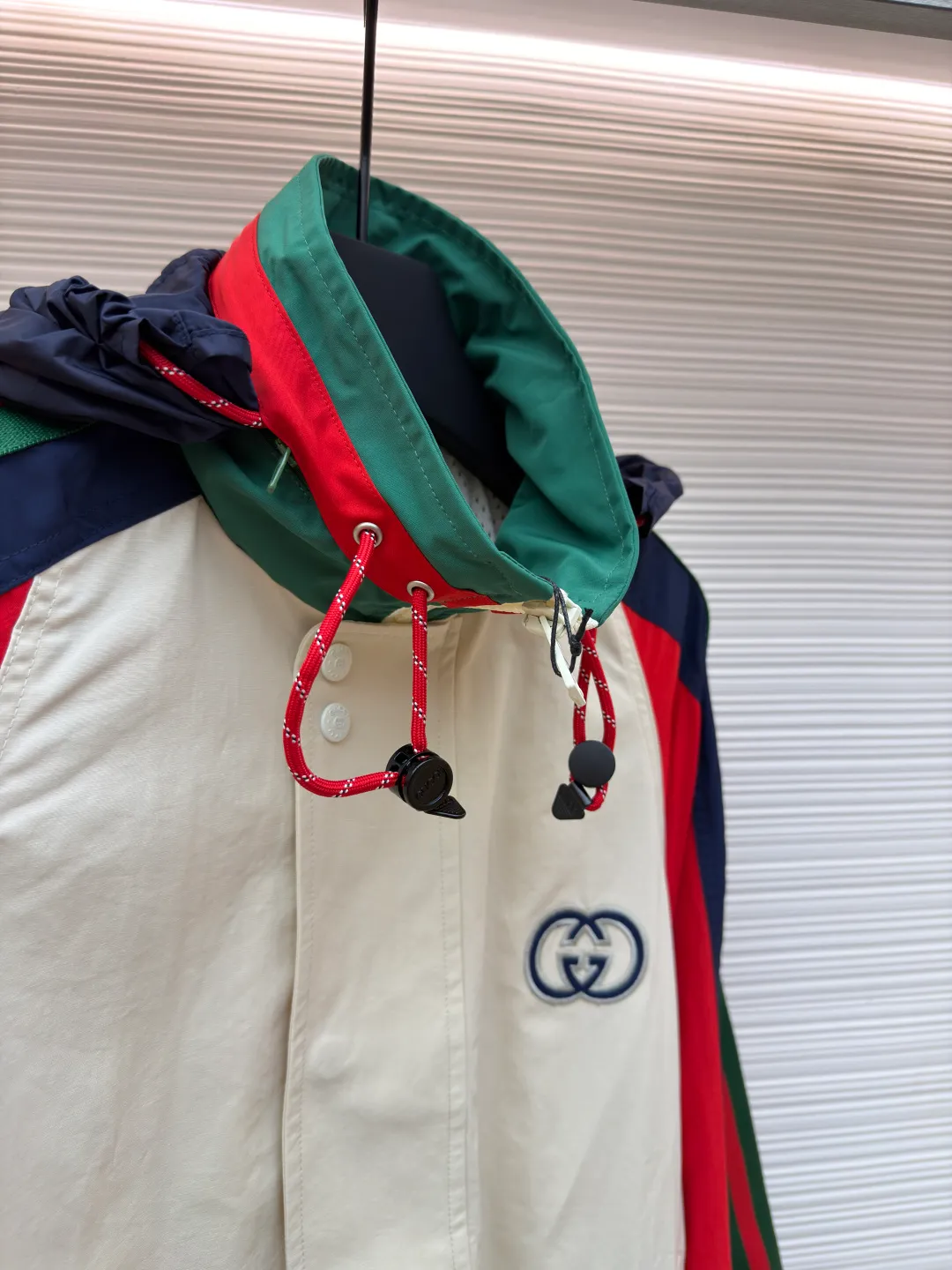 Gucci spliced ​​nylon contrasting color spliced ​​jacket ●Original version: Purchased and developed for 9599 ●Item number: 1680994-B70 ●Fabric: nylon fabric ●Technology: splicing production ●Version: fitted version ●Weight: about 800 grams ●Size: 46-48-50-52 ●Description: Made of high-quality nylon fabric, which is known for its lightness, wear resistance and excellent windproof performance. The fabric also has good breathability and a certain degree of waterproofness, providing the wearer with all-weather comfort. In terms of craftsmanship, the jacket demonstrates GUCCI's ultimate pursuit of details, including the classic interlocking Double G patch on the front chest, striped webbing details, invisible zipper design and light beige mesh lining inside. In addition, the jacket's splicing design not only increases the visual layering, but also provides personalized adjustment options through Velcro sleeves and elastic elastic hem, perfectly blending fashion and functionality. The overall wiring is straight and delicate, the fabric is comfortable and soft, and the color is consistent without color difference. It can be matched with the same style to create a fashionable look and control various occasions. Customized accessories, complete with three standards, same style for men and women!