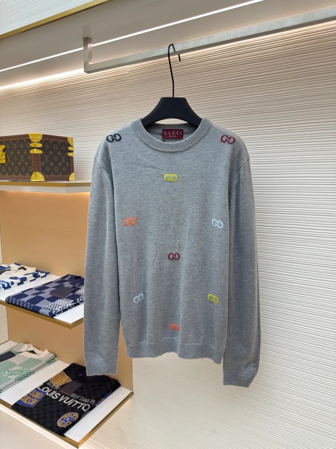 Gucci letter jacquard sweater ●Authentic product: purchased and developed at 13600 ●Item number: 1680390-A65 ●Fabric: wool fabric ●Technology: jacquard production ●Version: loose fit ●Weight: about 500 grams ●Size: XS-S-M-L ●Description: The wool material is Basulan 100% wool yarn with a relatively high finished product. We use a 14-needle German imported machine for knitting. The jacquard design process of the word position is extremely complicated. Different from the revised version on the market, 6 groups of yarns are turned back and forth, and the sand is kicked back and forth, which greatly increases the knitting time. A single piece takes 195 minutes per piece. The overall wiring is straight and delicate, the fabric is comfortable and soft, and the color is consistent without color difference. It can be matched with the same style to create a fashionable look and control various occasions. Customized accessories, complete with three standards, same style for men and women!