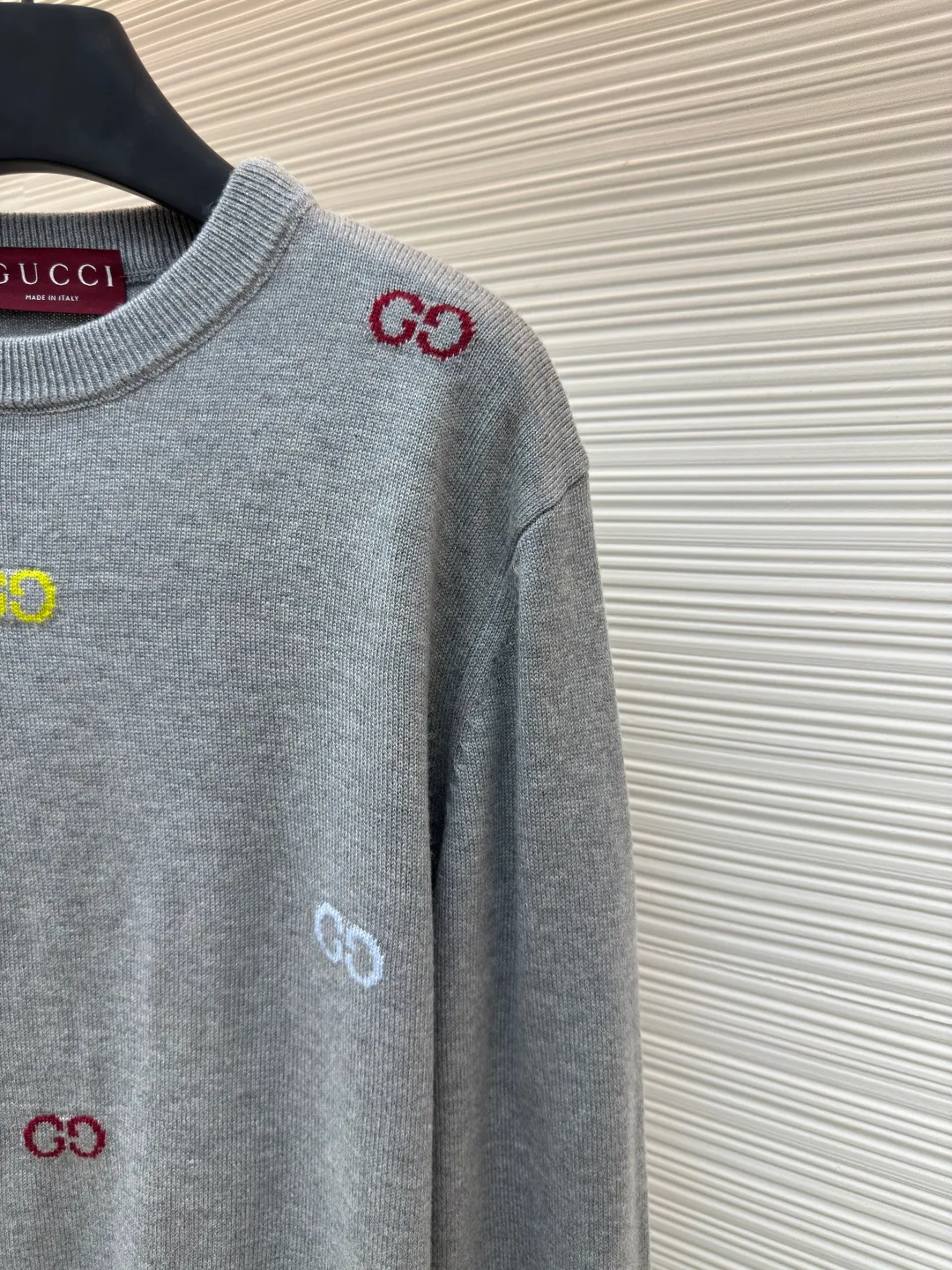 Gucci letter jacquard sweater ●Authentic product: purchased and developed at 13600 ●Item number: 1680390-A65 ●Fabric: wool fabric ●Technology: jacquard production ●Version: loose fit ●Weight: about 500 grams ●Size: XS-S-M-L ●Description: The wool material is Basulan 100% wool yarn with a relatively high finished product. We use a 14-needle German imported machine for knitting. The jacquard design process of the word position is extremely complicated. Different from the revised version on the market, 6 groups of yarns are turned back and forth, and the sand is kicked back and forth, which greatly increases the knitting time. A single piece takes 195 minutes per piece. The overall wiring is straight and delicate, the fabric is comfortable and soft, and the color is consistent without color difference. It can be matched with the same style to create a fashionable look and control various occasions. Customized accessories, complete with three standards, same style for men and women!
