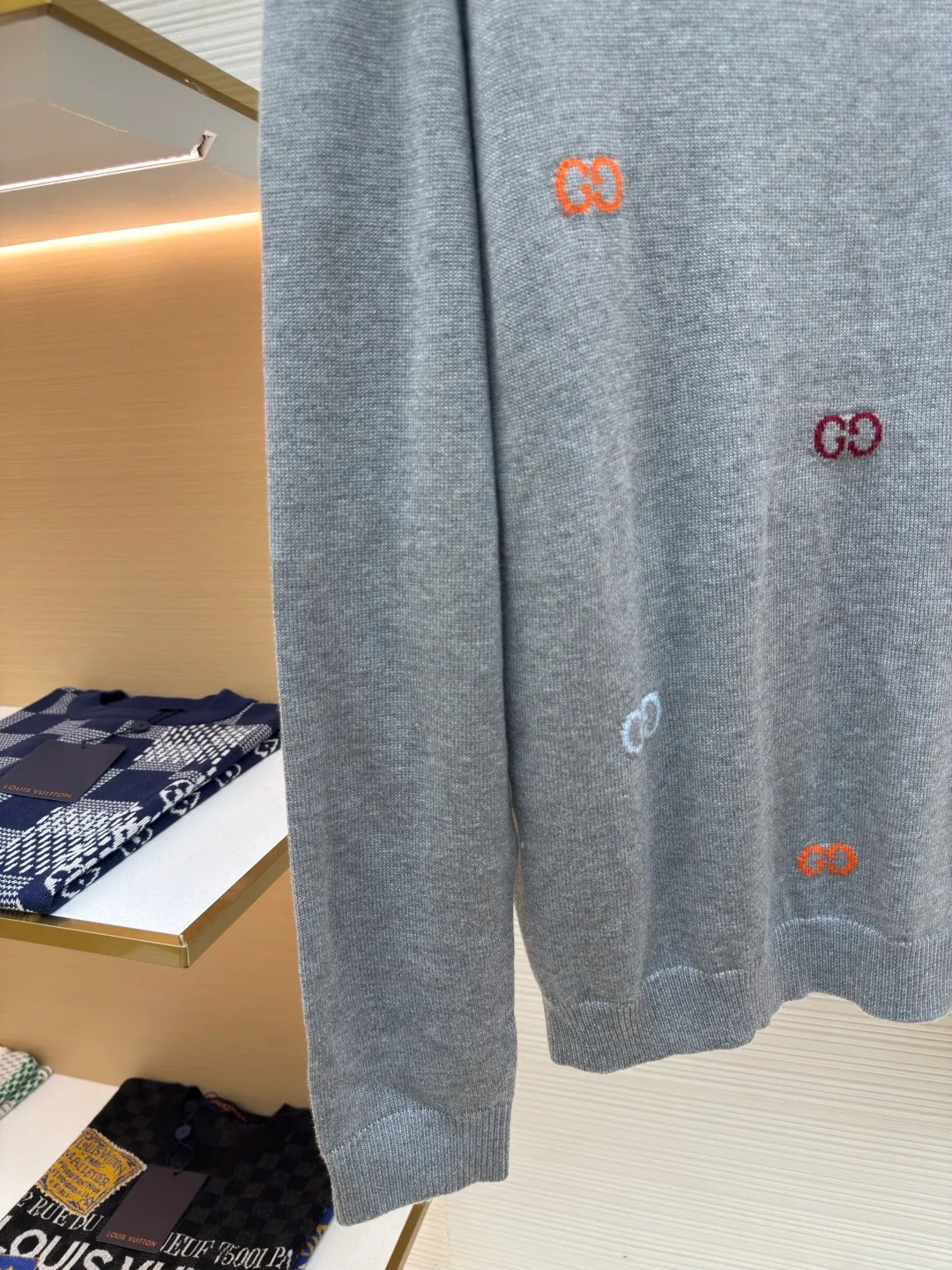 Gucci letter jacquard sweater ●Authentic product: purchased and developed at 13600 ●Item number: 1680390-A65 ●Fabric: wool fabric ●Technology: jacquard production ●Version: loose fit ●Weight: about 500 grams ●Size: XS-S-M-L ●Description: The wool material is Basulan 100% wool yarn with a relatively high finished product. We use a 14-needle German imported machine for knitting. The jacquard design process of the word position is extremely complicated. Different from the revised version on the market, 6 groups of yarns are turned back and forth, and the sand is kicked back and forth, which greatly increases the knitting time. A single piece takes 195 minutes per piece. The overall wiring is straight and delicate, the fabric is comfortable and soft, and the color is consistent without color difference. It can be matched with the same style to create a fashionable look and control various occasions. Customized accessories, complete with three standards, same style for men and women!