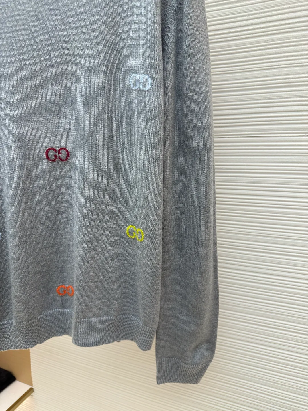 Gucci letter jacquard sweater ●Authentic product: purchased and developed at 13600 ●Item number: 1680390-A65 ●Fabric: wool fabric ●Technology: jacquard production ●Version: loose fit ●Weight: about 500 grams ●Size: XS-S-M-L ●Description: The wool material is Basulan 100% wool yarn with a relatively high finished product. We use a 14-needle German imported machine for knitting. The jacquard design process of the word position is extremely complicated. Different from the revised version on the market, 6 groups of yarns are turned back and forth, and the sand is kicked back and forth, which greatly increases the knitting time. A single piece takes 195 minutes per piece. The overall wiring is straight and delicate, the fabric is comfortable and soft, and the color is consistent without color difference. It can be matched with the same style to create a fashionable look and control various occasions. Customized accessories, complete with three standards, same style for men and women!