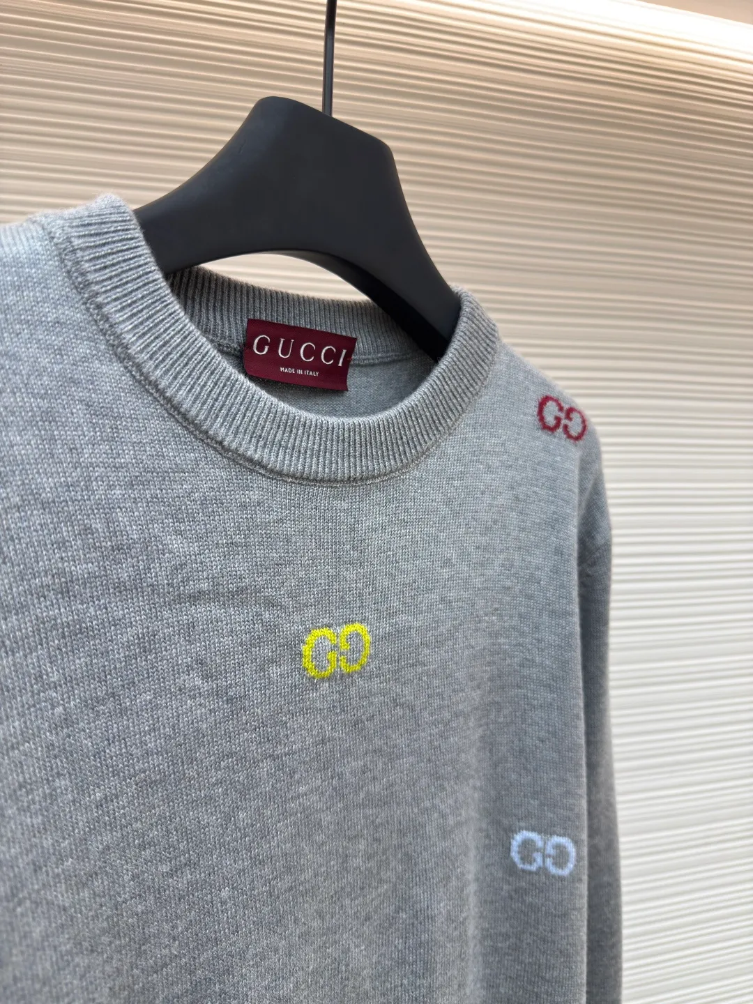 Gucci letter jacquard sweater ●Authentic product: purchased and developed at 13600 ●Item number: 1680390-A65 ●Fabric: wool fabric ●Technology: jacquard production ●Version: loose fit ●Weight: about 500 grams ●Size: XS-S-M-L ●Description: The wool material is Basulan 100% wool yarn with a relatively high finished product. We use a 14-needle German imported machine for knitting. The jacquard design process of the word position is extremely complicated. Different from the revised version on the market, 6 groups of yarns are turned back and forth, and the sand is kicked back and forth, which greatly increases the knitting time. A single piece takes 195 minutes per piece. The overall wiring is straight and delicate, the fabric is comfortable and soft, and the color is consistent without color difference. It can be matched with the same style to create a fashionable look and control various occasions. Customized accessories, complete with three standards, same style for men and women!