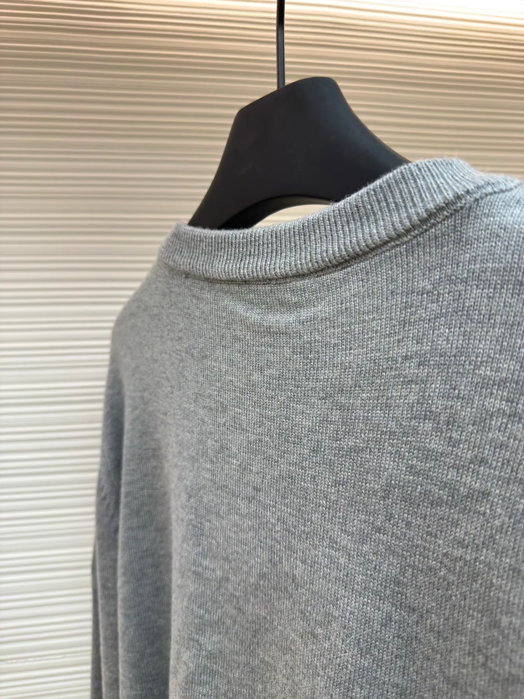 Gucci letter jacquard sweater ●Authentic product: purchased and developed at 13600 ●Item number: 1680390-A65 ●Fabric: wool fabric ●Technology: jacquard production ●Version: loose fit ●Weight: about 500 grams ●Size: XS-S-M-L ●Description: The wool material is Basulan 100% wool yarn with a relatively high finished product. We use a 14-needle German imported machine for knitting. The jacquard design process of the word position is extremely complicated. Different from the revised version on the market, 6 groups of yarns are turned back and forth, and the sand is kicked back and forth, which greatly increases the knitting time. A single piece takes 195 minutes per piece. The overall wiring is straight and delicate, the fabric is comfortable and soft, and the color is consistent without color difference. It can be matched with the same style to create a fashionable look and control various occasions. Customized accessories, complete with three standards, same style for men and women!