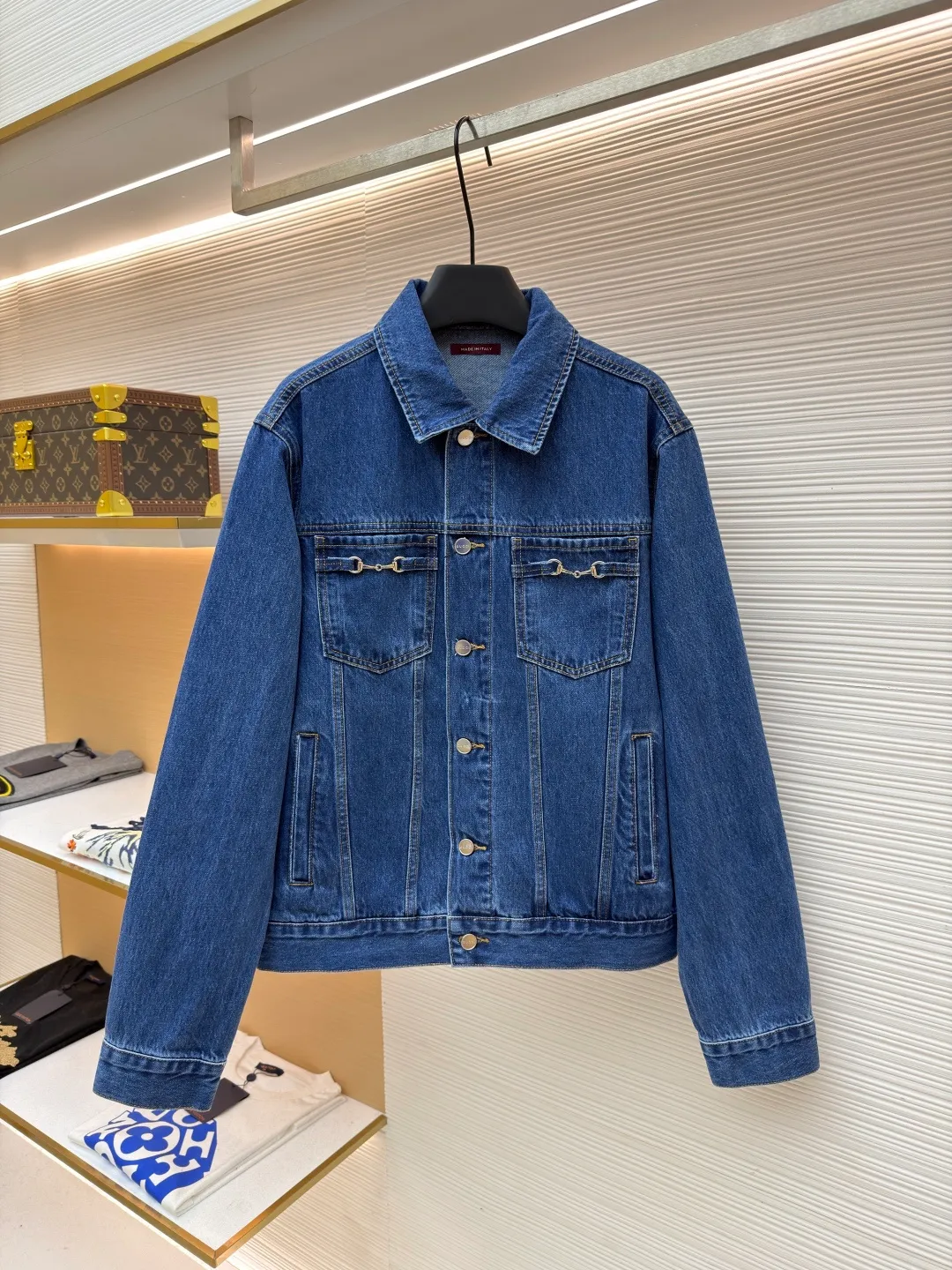 Gucci horsebit cotton button fastening denim jacket ●Original version: purchased and developed by 8622 ●Item number: 1682543-B80 ●Fabric: denim fabric ●Technology: washed production ●Color: blue ●Version: fitted version ●Weight: about 980 grams ●Size: 46-48-50-52 ●Description: This LOUIS The VUITTON denim jacket is made of high-weight denim denim fabric, which is processed by stonewashing and enzyme washing. It presents a classic denim blue with a natural distressed texture. The fabric is stiff and wear-resistant without losing softness, and is not easy to deform or fade. The body adopts a classic work jacket shape, with a neat and elegant lapel design. Customized metal buttons at the placket have a thick texture. The chest patch pocket is decorated with metal buckles, highlighting the ingenious brand details. The shoulders are seamlessly spliced, the cuffs and hem are ribbed to fit the body shape, and the side seam pockets are made with inlay technology, with straight and fine lines. The overall cut is an oversized and loose silhouette, with customized accessories and three labels. The detailed craftsmanship shows the brand's ingenuity. It is suitable for various scenarios such as daily outings and casual wear. It is a classic item that creates a street style. The overall wiring is straight and delicate, the fabric is comfortable and soft, and the color is consistent without color difference. It can be matched with the same style to create a fashionable look and control various occasions. Customized accessories, complete with three standards, same style for men and women!