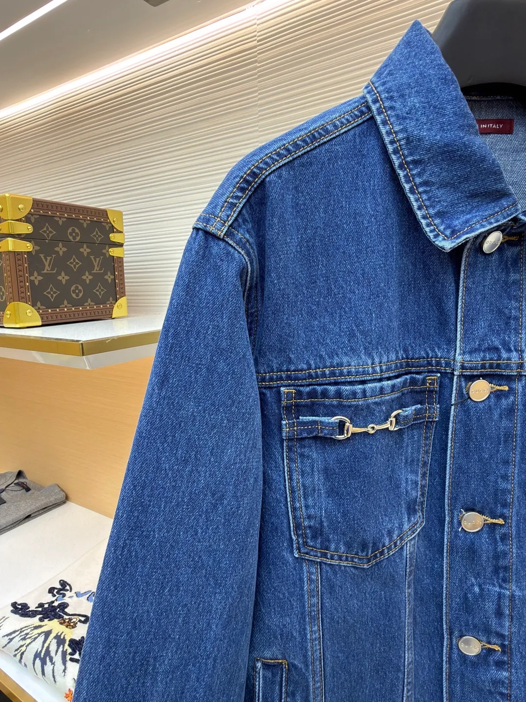 Gucci horsebit cotton button fastening denim jacket ●Original version: purchased and developed by 8622 ●Item number: 1682543-B80 ●Fabric: denim fabric ●Technology: washed production ●Color: blue ●Version: fitted version ●Weight: about 980 grams ●Size: 46-48-50-52 ●Description: This LOUIS The VUITTON denim jacket is made of high-weight denim denim fabric, which is processed by stonewashing and enzyme washing. It presents a classic denim blue with a natural distressed texture. The fabric is stiff and wear-resistant without losing softness, and is not easy to deform or fade. The body adopts a classic work jacket shape, with a neat and elegant lapel design. Customized metal buttons at the placket have a thick texture. The chest patch pocket is decorated with metal buckles, highlighting the ingenious brand details. The shoulders are seamlessly spliced, the cuffs and hem are ribbed to fit the body shape, and the side seam pockets are made with inlay technology, with straight and fine lines. The overall cut is an oversized and loose silhouette, with customized accessories and three labels. The detailed craftsmanship shows the brand's ingenuity. It is suitable for various scenarios such as daily outings and casual wear. It is a classic item that creates a street style. The overall wiring is straight and delicate, the fabric is comfortable and soft, and the color is consistent without color difference. It can be matched with the same style to create a fashionable look and control various occasions. Customized accessories, complete with three standards, same style for men and women!