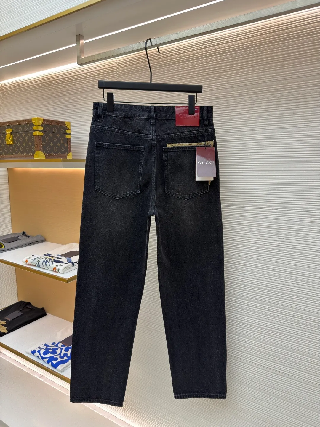 Gucci washed cotton denim jeans ●Item number: 1682552-B25 ●Material: denim fabric ●Technology: washed production ●Color: washed black ●Version: fitted version ●Weight: about 800 grams ●Size: 30-31-32-33-34-36 ●Description: This pair of GUCCI black and gray distressed jeans is made of high-weight denim denim fabric. It is processed by stonewashing and enzyme washing to present a natural black and gray gradient distressed texture. The fabric is stiff and wear-resistant without losing softness, and is not easy to deform or fade. The pocket on the left side of the trousers is spliced ​​with the brand's classic presbyopic canvas, which uses manual counter-stitching technology. The splicing lines are straight and fine, forming a material contrast with the denim fabric. The classic five-pocket design is practical and beautiful. The placket has custom-made metal buttons and zippers with thick texture. The waist is equipped with adjustable trouser loops to adapt to different waist sizes. The trouser legs are straight-cut to fit the body shape. The overall shape is a loose tapered silhouette, with customized accessories and three labels. The details and craftsmanship show the level of luxury. It is suitable for various scenarios such as daily outings and light retro wear. It is a classic item for creating casual looks. The overall wiring is straight and delicate, the fabric is comfortable and soft, and the color is consistent without color difference. It can be matched with the same style to create a fashionable look and control various occasions. Customized accessories, complete with three standards, same style for men and women!