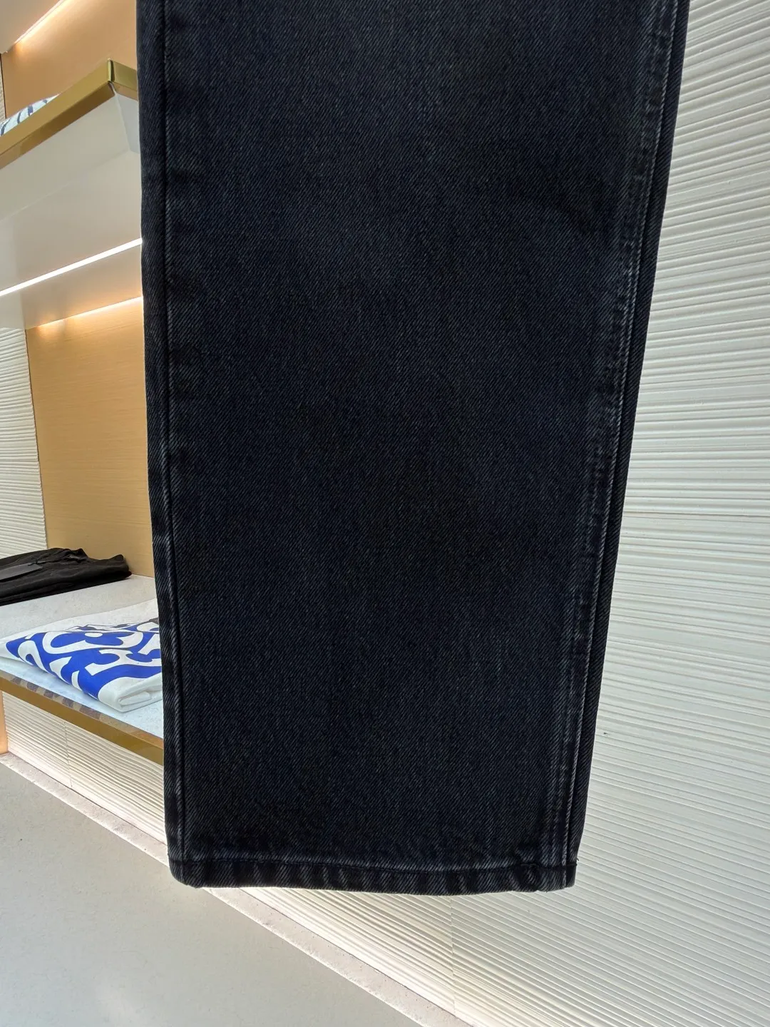 Gucci washed cotton denim jeans ●Item number: 1682552-B25 ●Material: denim fabric ●Technology: washed production ●Color: washed black ●Version: fitted version ●Weight: about 800 grams ●Size: 30-31-32-33-34-36 ●Description: This pair of GUCCI black and gray distressed jeans is made of high-weight denim denim fabric. It is processed by stonewashing and enzyme washing to present a natural black and gray gradient distressed texture. The fabric is stiff and wear-resistant without losing softness, and is not easy to deform or fade. The pocket on the left side of the trousers is spliced ​​with the brand's classic presbyopic canvas, which uses manual counter-stitching technology. The splicing lines are straight and fine, forming a material contrast with the denim fabric. The classic five-pocket design is practical and beautiful. The placket has custom-made metal buttons and zippers with thick texture. The waist is equipped with adjustable trouser loops to adapt to different waist sizes. The trouser legs are straight-cut to fit the body shape. The overall shape is a loose tapered silhouette, with customized accessories and three labels. The details and craftsmanship show the level of luxury. It is suitable for various scenarios such as daily outings and light retro wear. It is a classic item for creating casual looks. The overall wiring is straight and delicate, the fabric is comfortable and soft, and the color is consistent without color difference. It can be matched with the same style to create a fashionable look and control various occasions. Customized accessories, complete with three standards, same style for men and women!