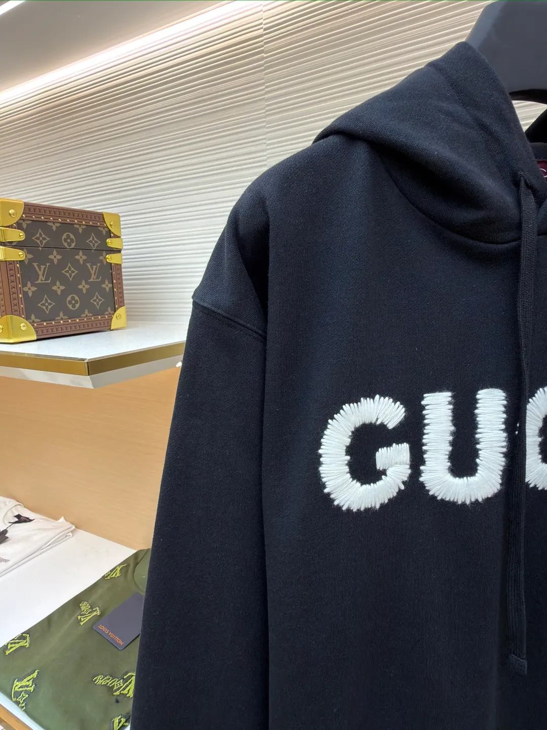 Gucci embroidered knitted cotton sweatshirt ●Original version: Purchased and developed by 4668 ●Item number: 1680874-B05 ●Fabric: combed cotton fabric ●Technology: embroidered knitting ●Version: fitted version ●Weight: about 895 grams ●Size: S-M-L-XL ●Description: New season knitted items continue to interpret brand elements with ingenuity. This regular-fit hooded sweatshirt is crafted from fine velvet knitted cotton and cleverly embroidered with Gucc wool yarn, adding to the charm of the entire design. The overall wiring is straight and delicate, the fabric is comfortable and soft, and the color is consistent without color difference. It can be matched with the same style to create a fashionable look and control various occasions. Customized accessories, complete with three standards, same style for men and women!