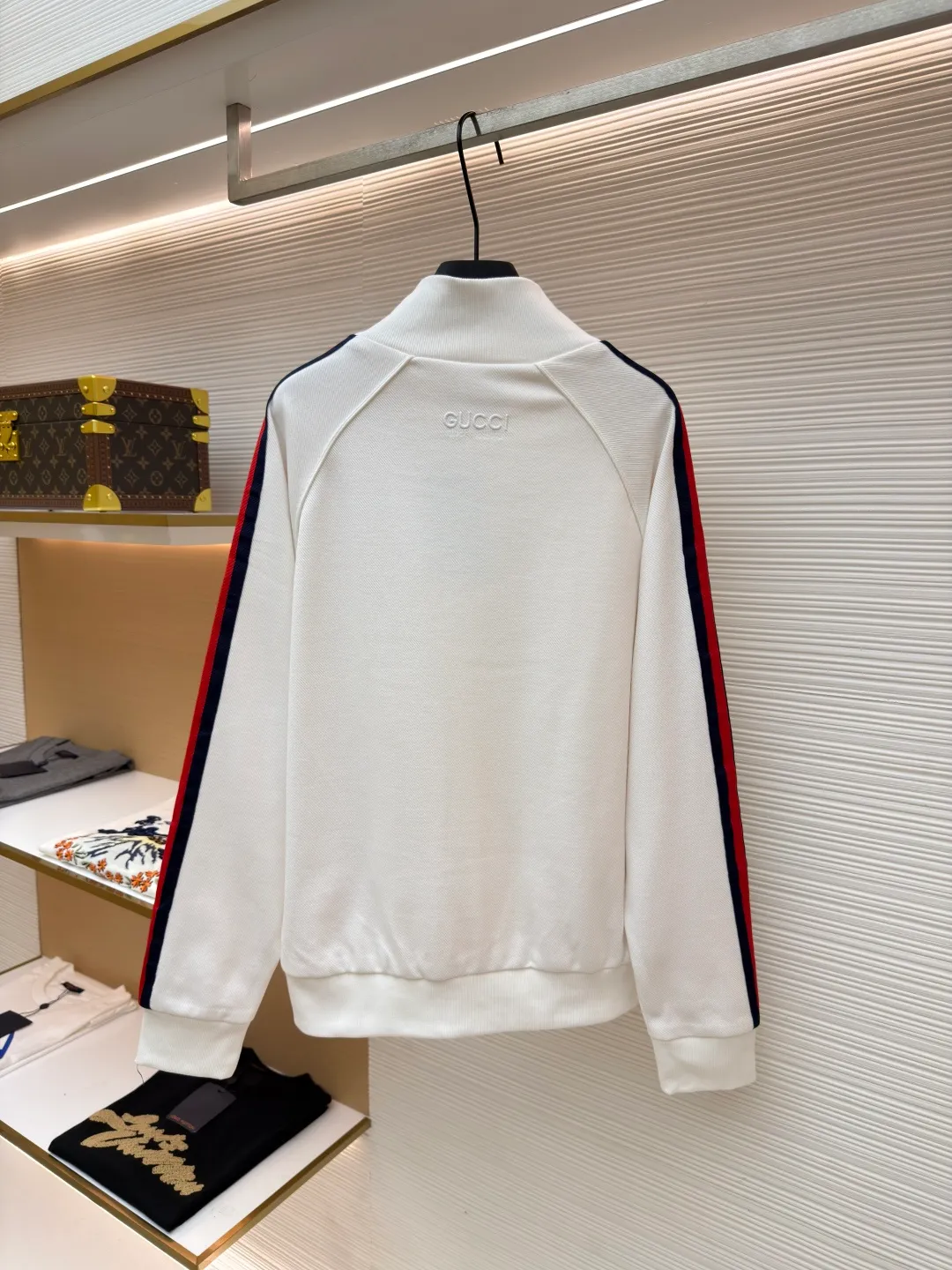 Gucci contrasting color webbing knitted long sleeves ●Original version: Purchased and developed by 5312 ●Item number: 1681327-B50 ●Material: cotton fabric ●Technology: webbing production ●Color: white ●Version: fitted version ●Weight: about 835 grams ●Size: S-M-L-XL ●Description: This sport is made of pure cotton fabric, with a zipper design, classic English letter embroidery on the back shoulders, and contrasting webbing on the sides of the sleeves. It has an elastic waist design and 4 pockets. The style is very novel and unique. The upper body effect is great. It is versatile for sports and leisure. It is the same style for men and women. Highly recommended! The overall wiring is straight and delicate, the fabric is comfortable and soft, and the color is consistent without color difference. It can be matched with the same style to create a fashionable look and control various occasions. Customized accessories, complete with three standards, same style for men and women!