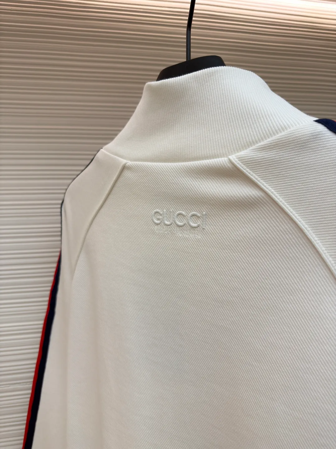 Gucci contrasting color webbing knitted long sleeves ●Original version: Purchased and developed by 5312 ●Item number: 1681327-B50 ●Material: cotton fabric ●Technology: webbing production ●Color: white ●Version: fitted version ●Weight: about 835 grams ●Size: S-M-L-XL ●Description: This sport is made of pure cotton fabric, with a zipper design, classic English letter embroidery on the back shoulders, and contrasting webbing on the sides of the sleeves. It has an elastic waist design and 4 pockets. The style is very novel and unique. The upper body effect is great. It is versatile for sports and leisure. It is the same style for men and women. Highly recommended! The overall wiring is straight and delicate, the fabric is comfortable and soft, and the color is consistent without color difference. It can be matched with the same style to create a fashionable look and control various occasions. Customized accessories, complete with three standards, same style for men and women!